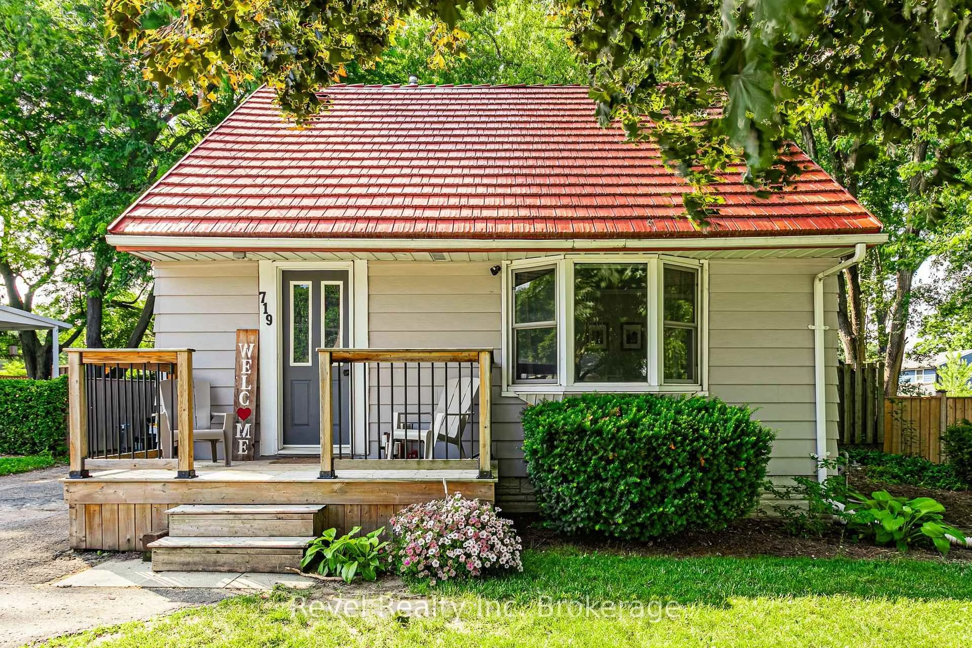 Home with vinyl exterior material, street for 719 Lancaster St, Woodstock Ontario N4S 5N3