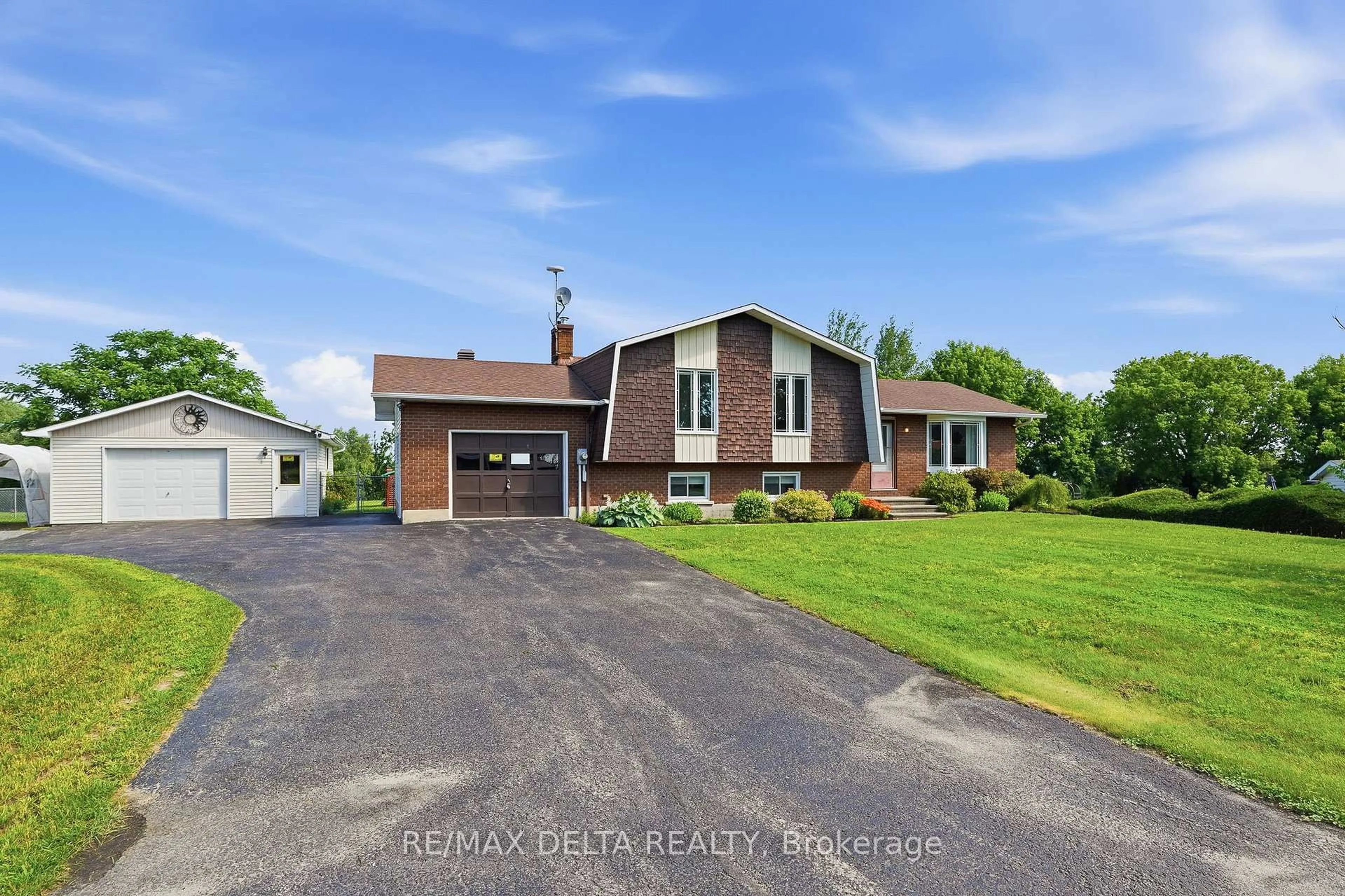 A pic from outside/outdoor area/front of a property/back of a property/a pic from drone, street for 915 Elizabeth Rd, Alfred and Plantagenet Ontario K0B 1C0