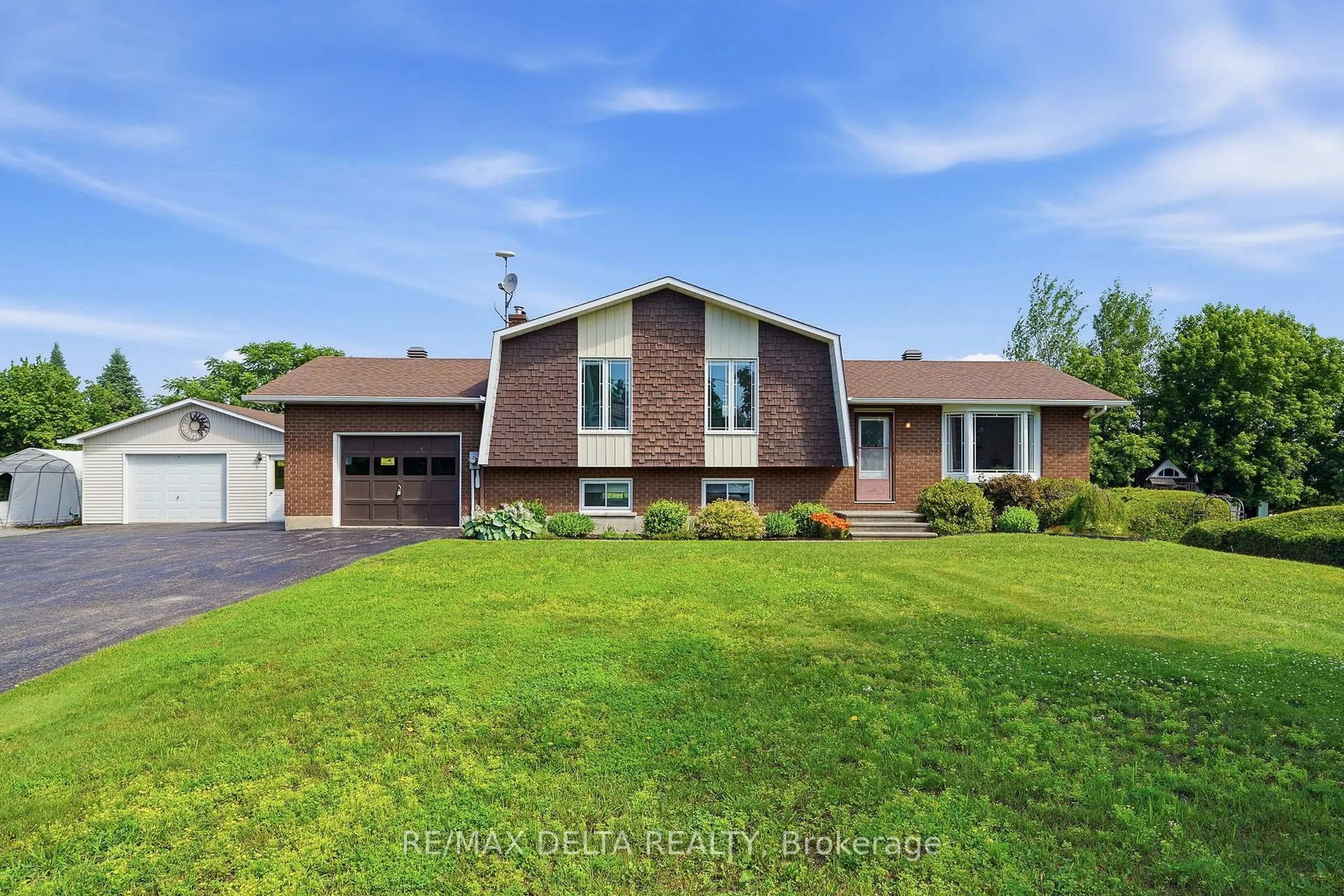 Home with brick exterior material, street for 915 Elizabeth Rd, Alfred and Plantagenet Ontario K0B 1C0