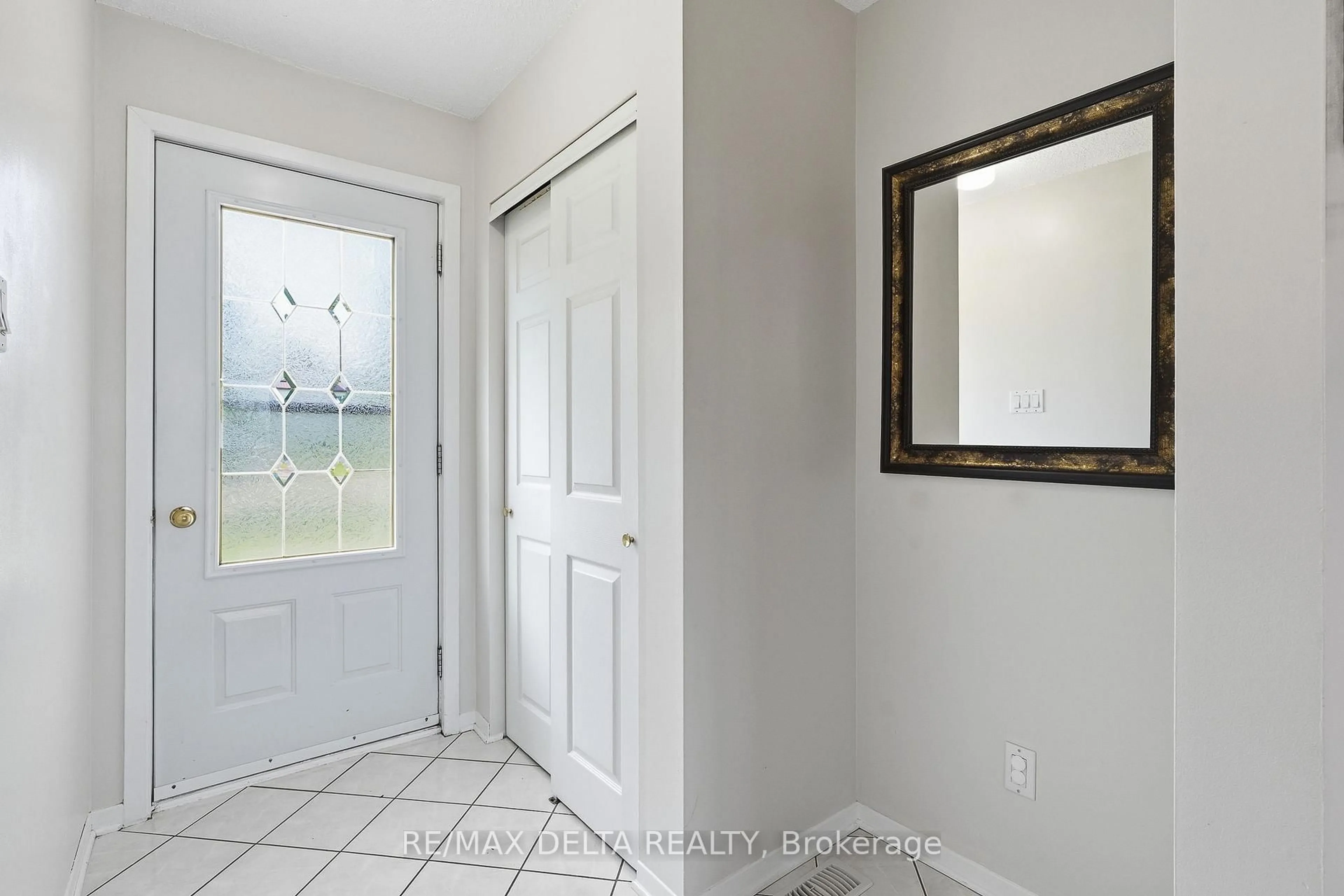 Indoor entryway for 915 Elizabeth Rd, Alfred and Plantagenet Ontario K0B 1C0