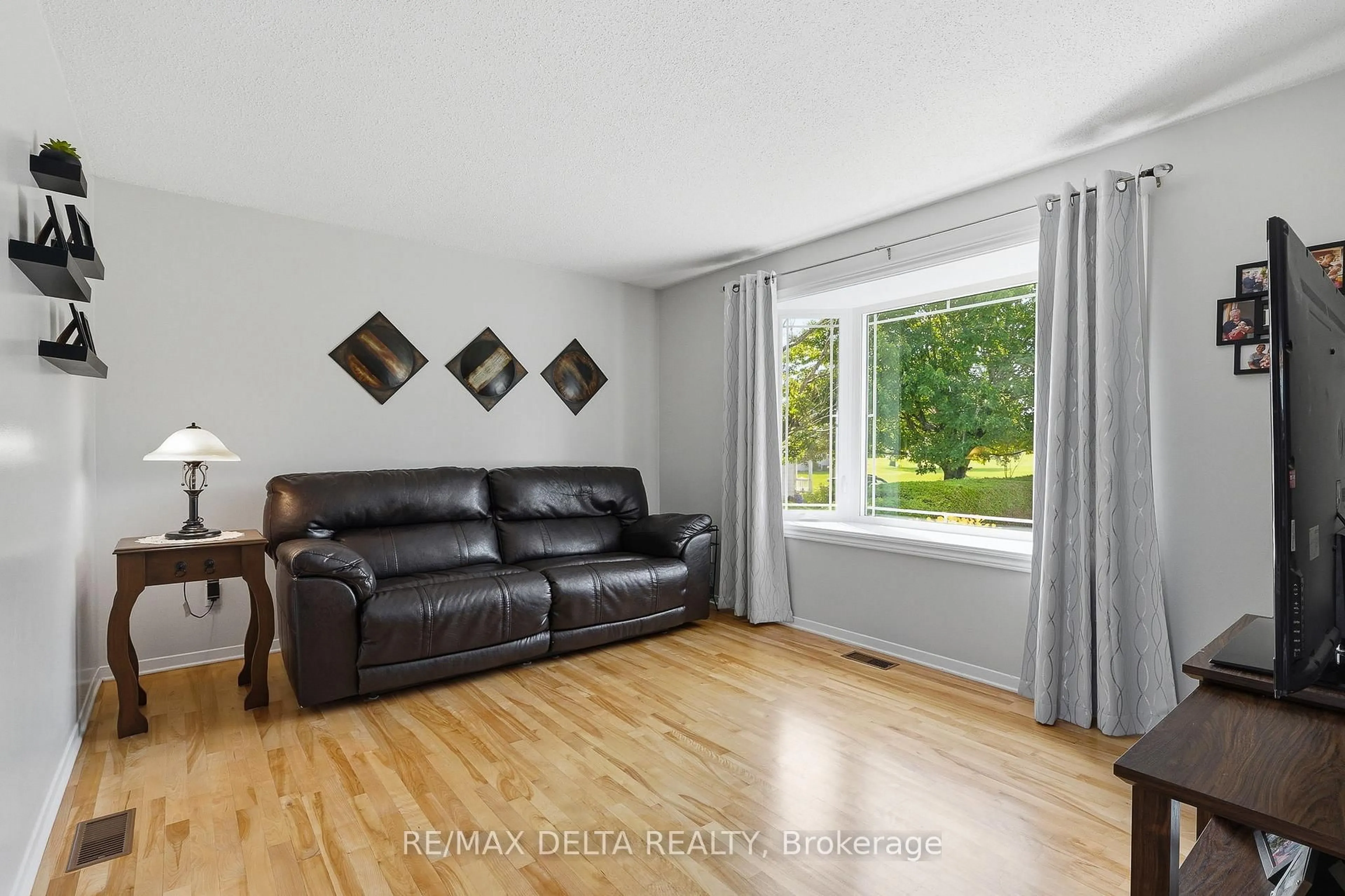 Living room with furniture, wood/laminate floor for 915 Elizabeth Rd, Alfred and Plantagenet Ontario K0B 1C0
