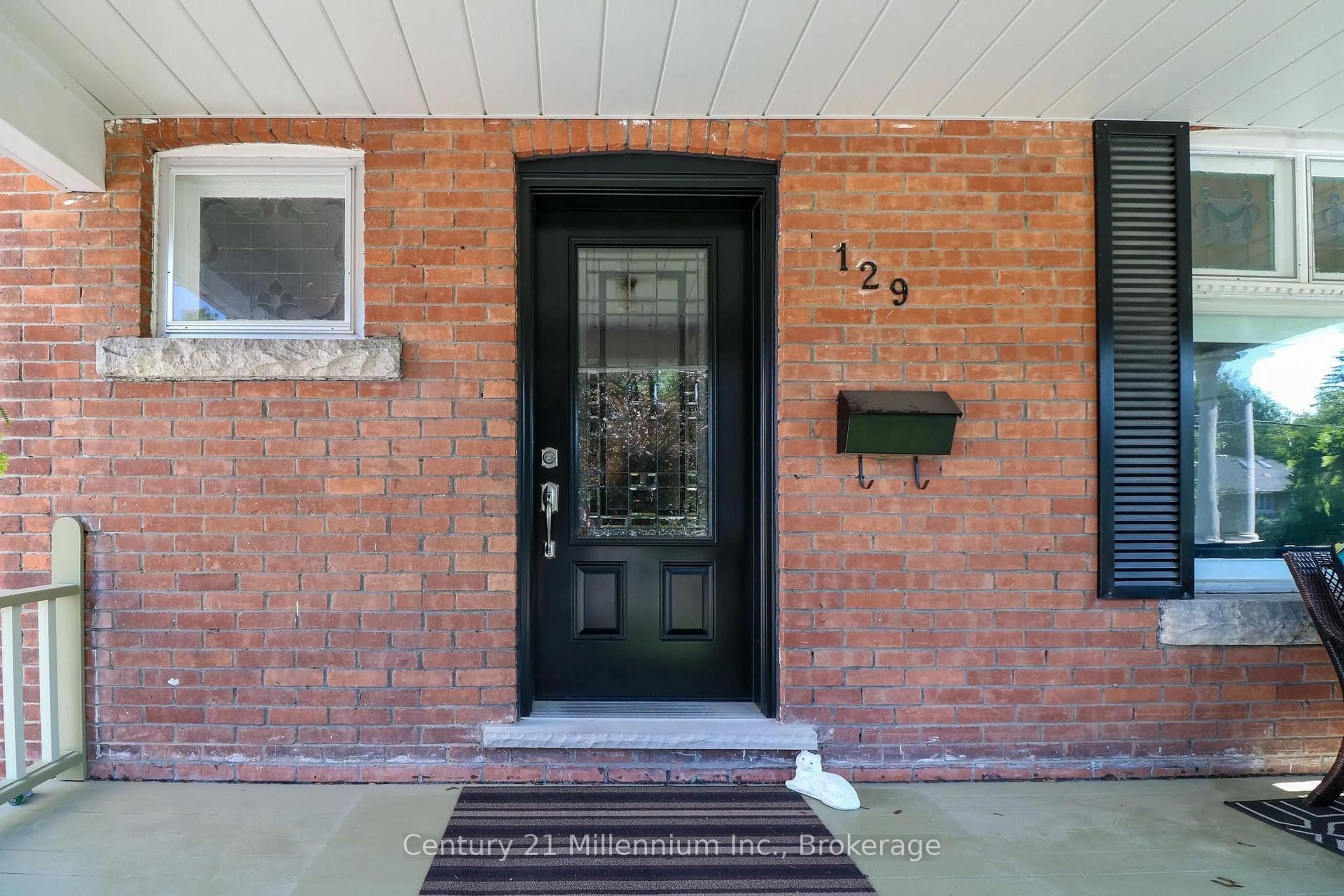 Indoor entryway for 129 4th St, Owen Sound Ontario N4K 3J8
