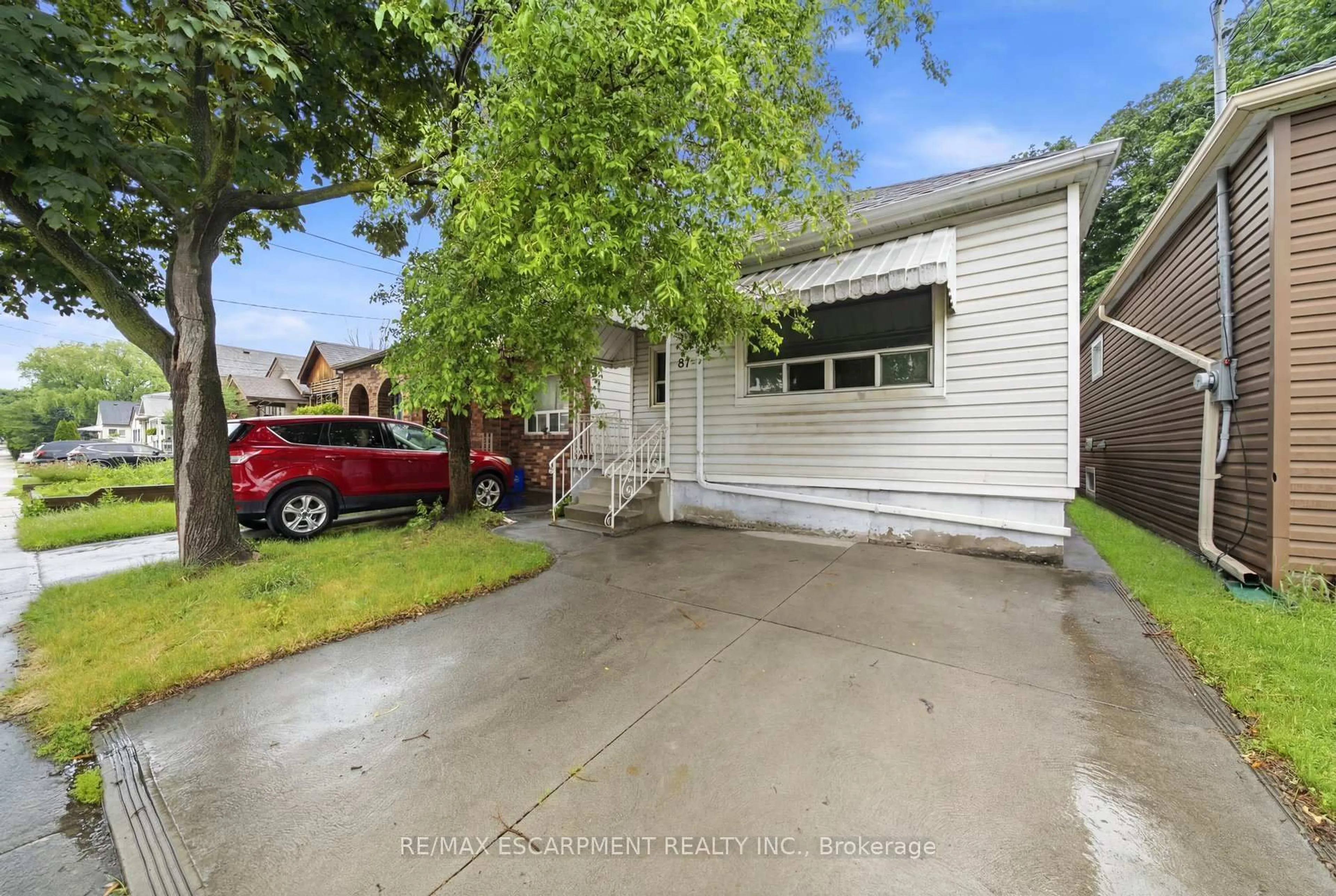 A pic from outside/outdoor area/front of a property/back of a property/a pic from drone, street for 81 Cambridge Ave, Hamilton Ontario L8H 1T7
