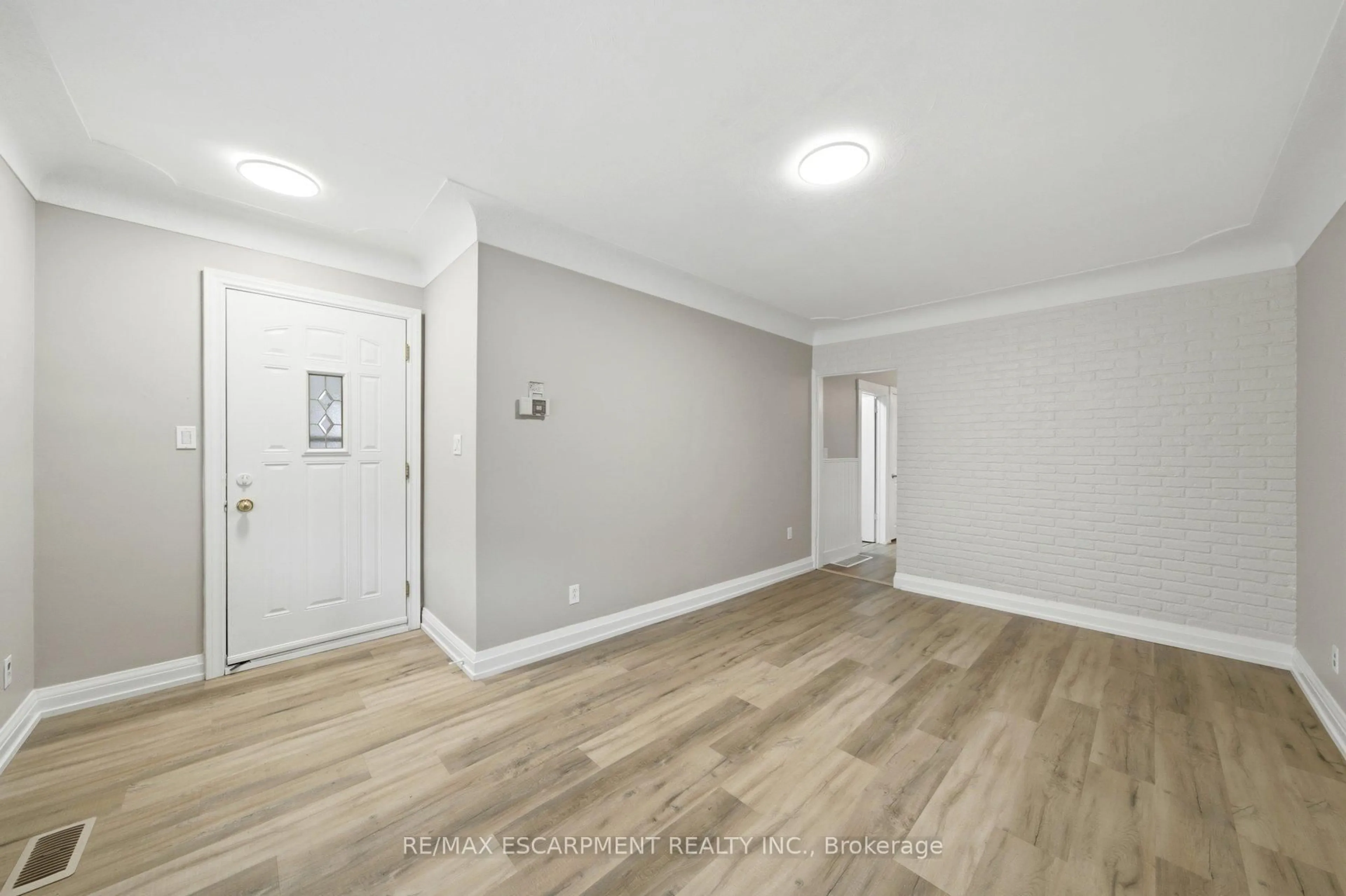 A pic of a room for 81 Cambridge Ave, Hamilton Ontario L8H 1T7