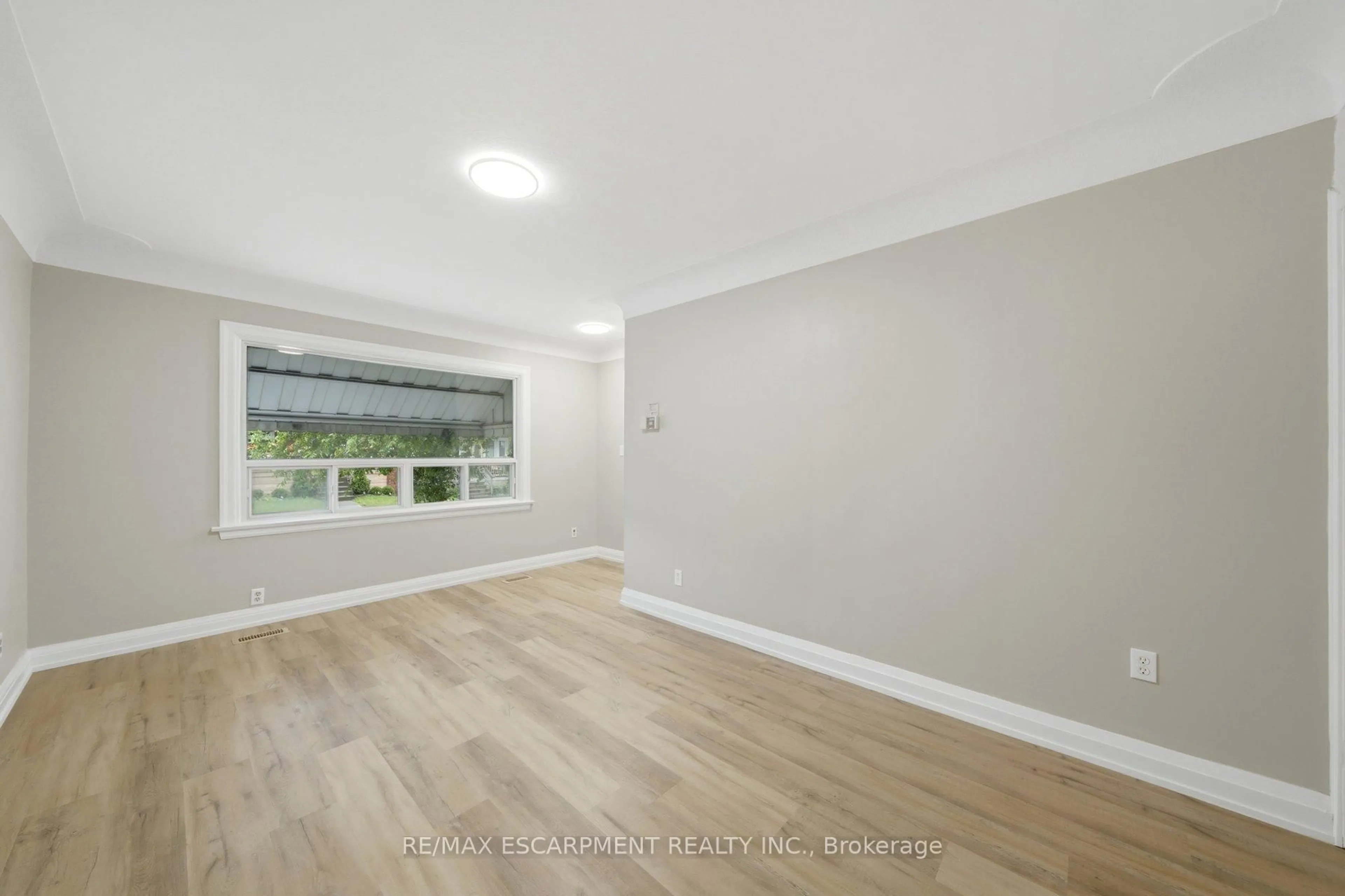 A pic of a room for 81 Cambridge Ave, Hamilton Ontario L8H 1T7