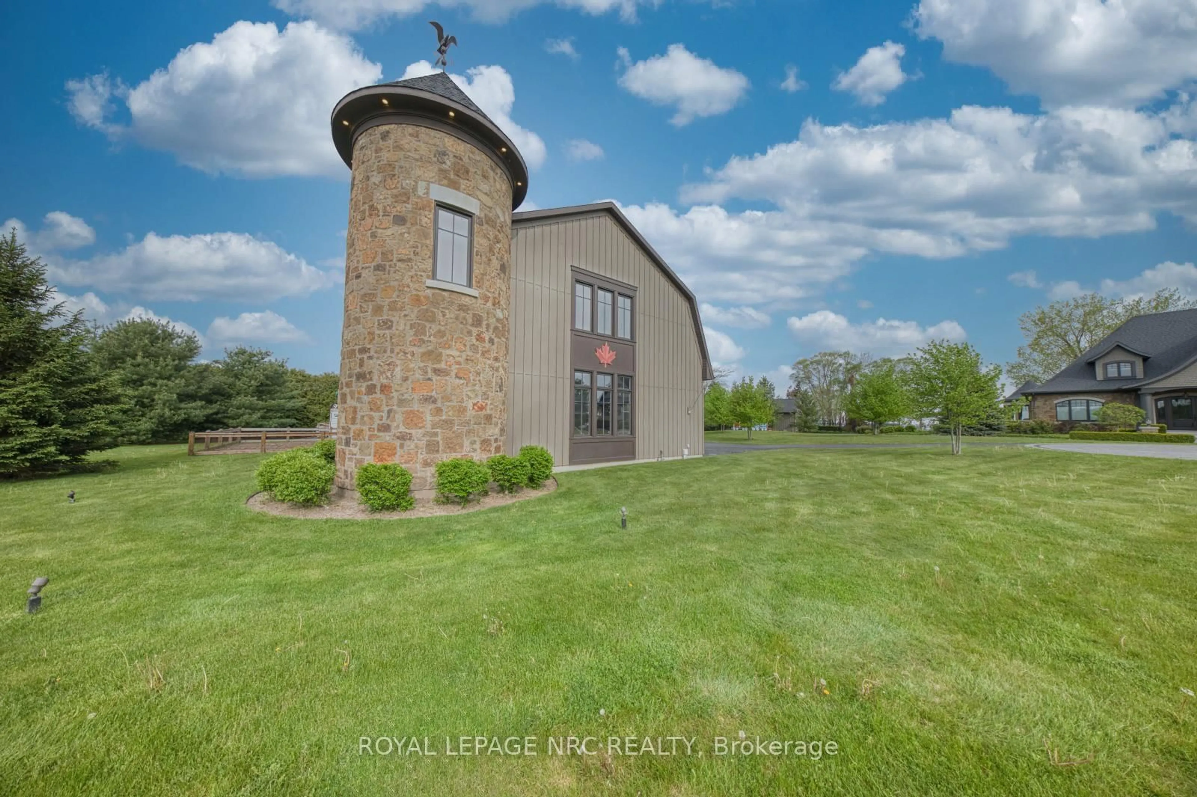A pic from outside/outdoor area/front of a property/back of a property/a pic from drone, building for 1234 Lakeshore Rd, Niagara-on-the-Lake Ontario L0S 1T0