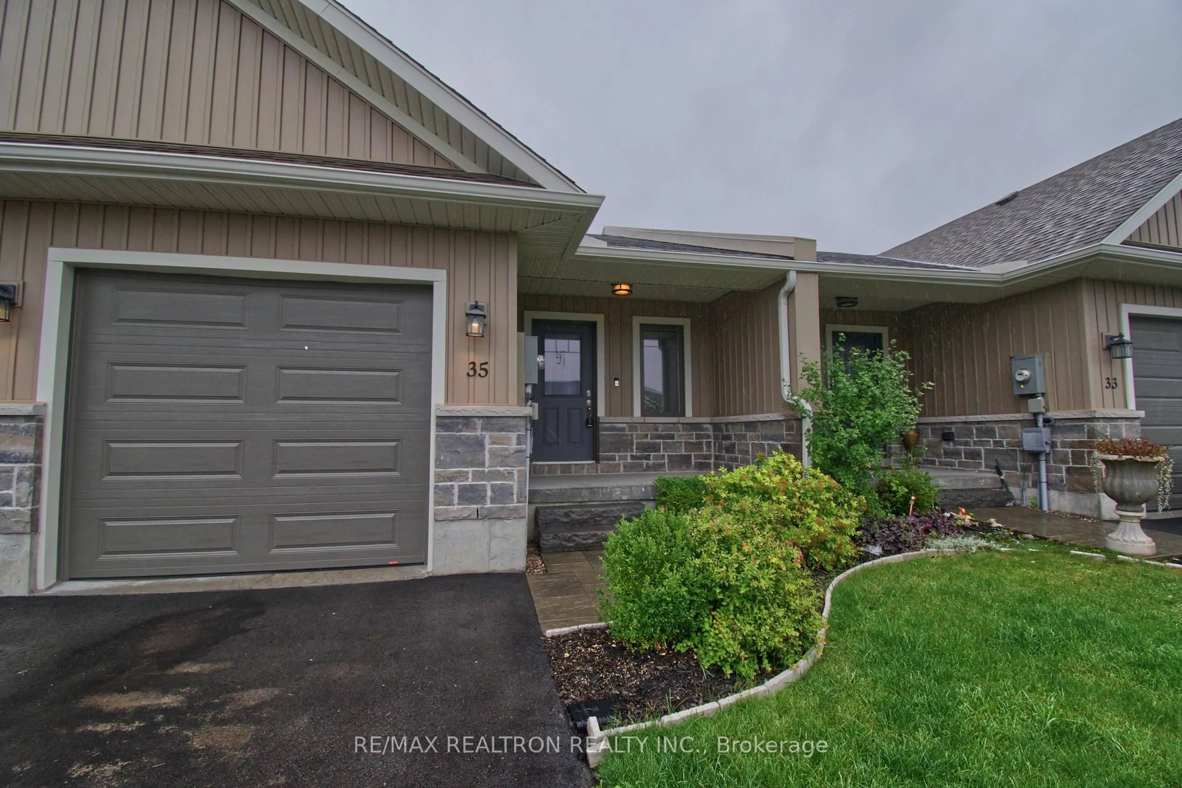 A pic from outside/outdoor area/front of a property/back of a property/a pic from drone, street for 35 Cobblestone St, Belleville Ontario K8P 0E3