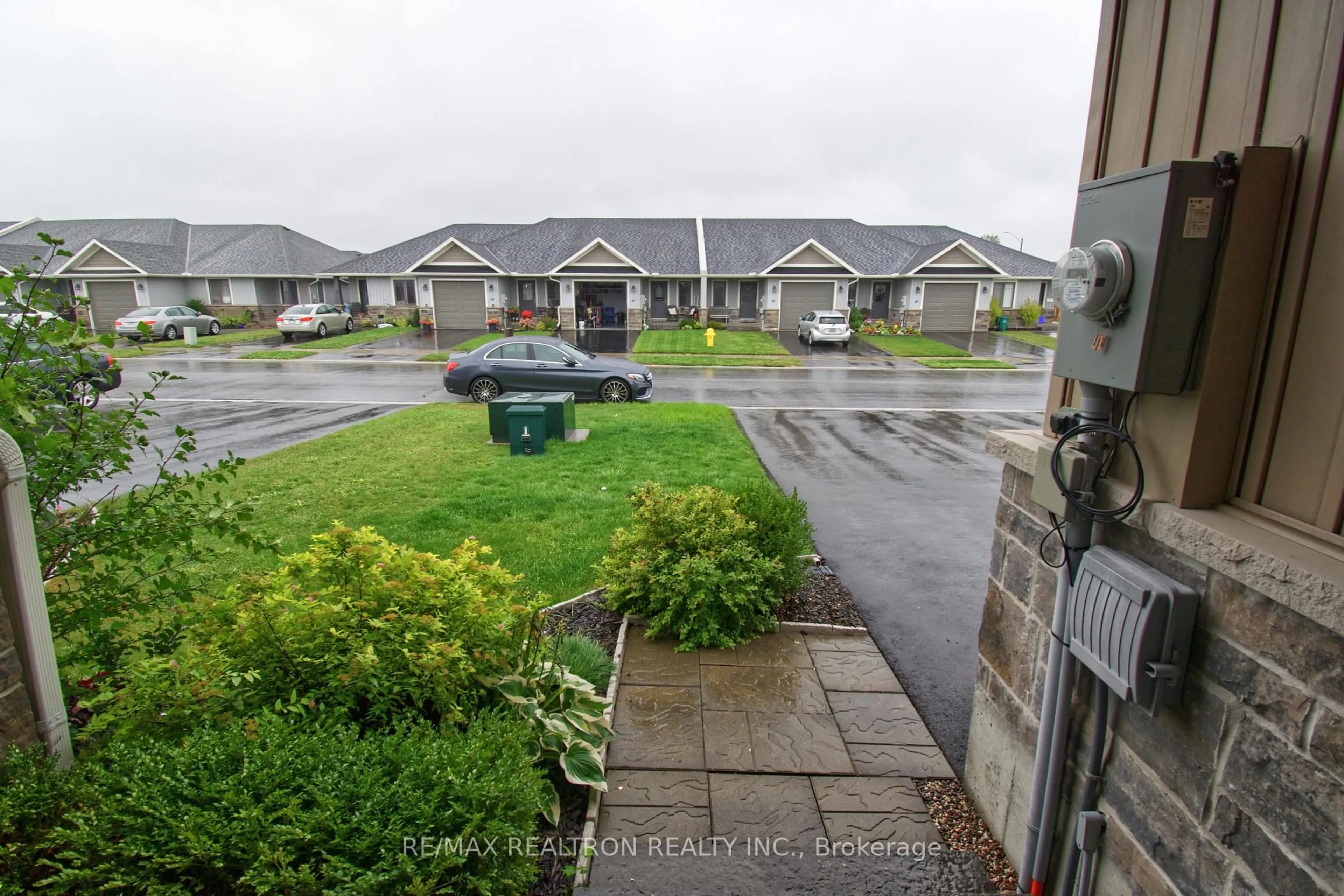 A pic from outside/outdoor area/front of a property/back of a property/a pic from drone, unknown for 35 Cobblestone St, Belleville Ontario K8P 0E3