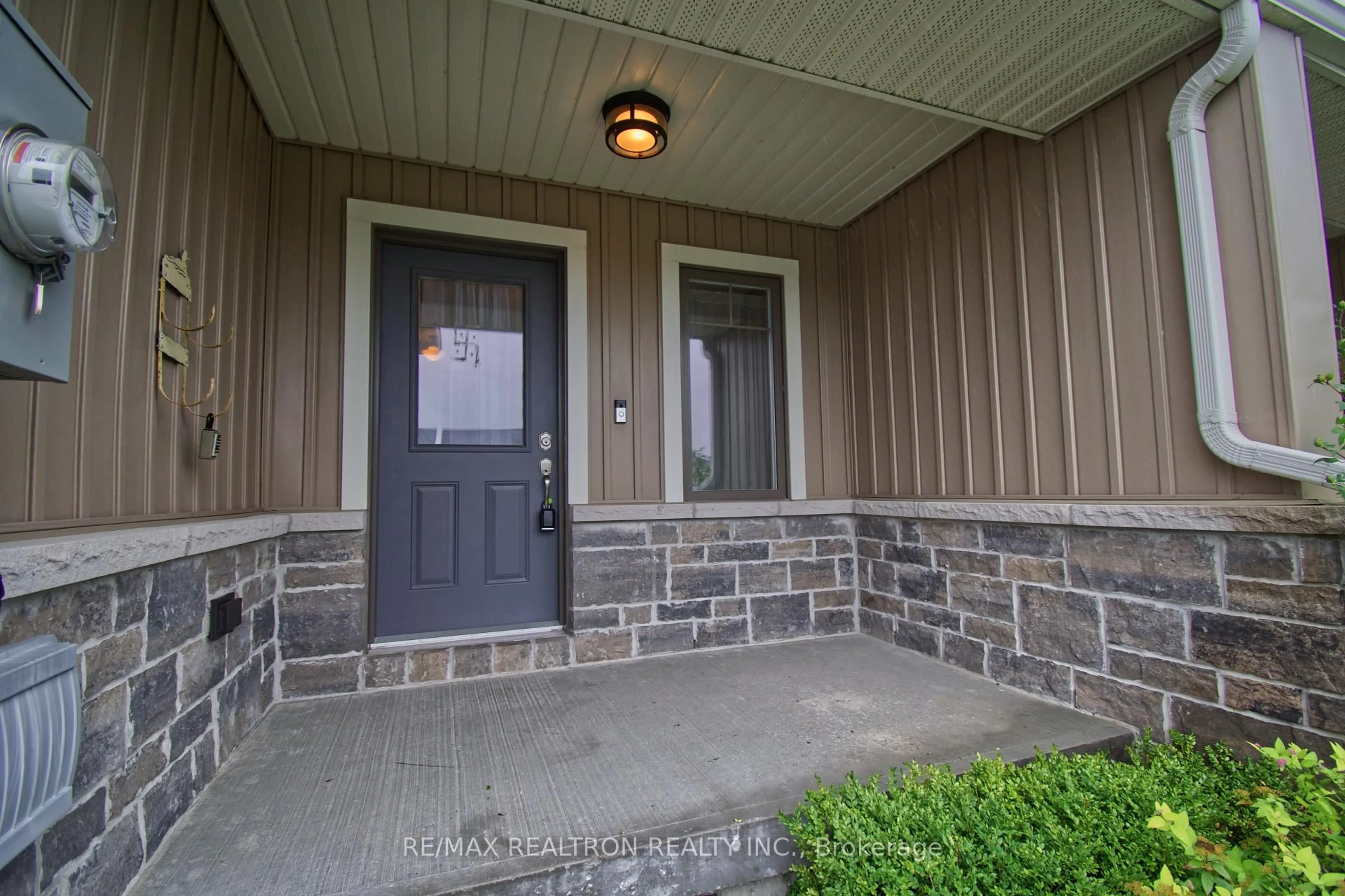 Indoor entryway for 35 Cobblestone St, Belleville Ontario K8P 0E3