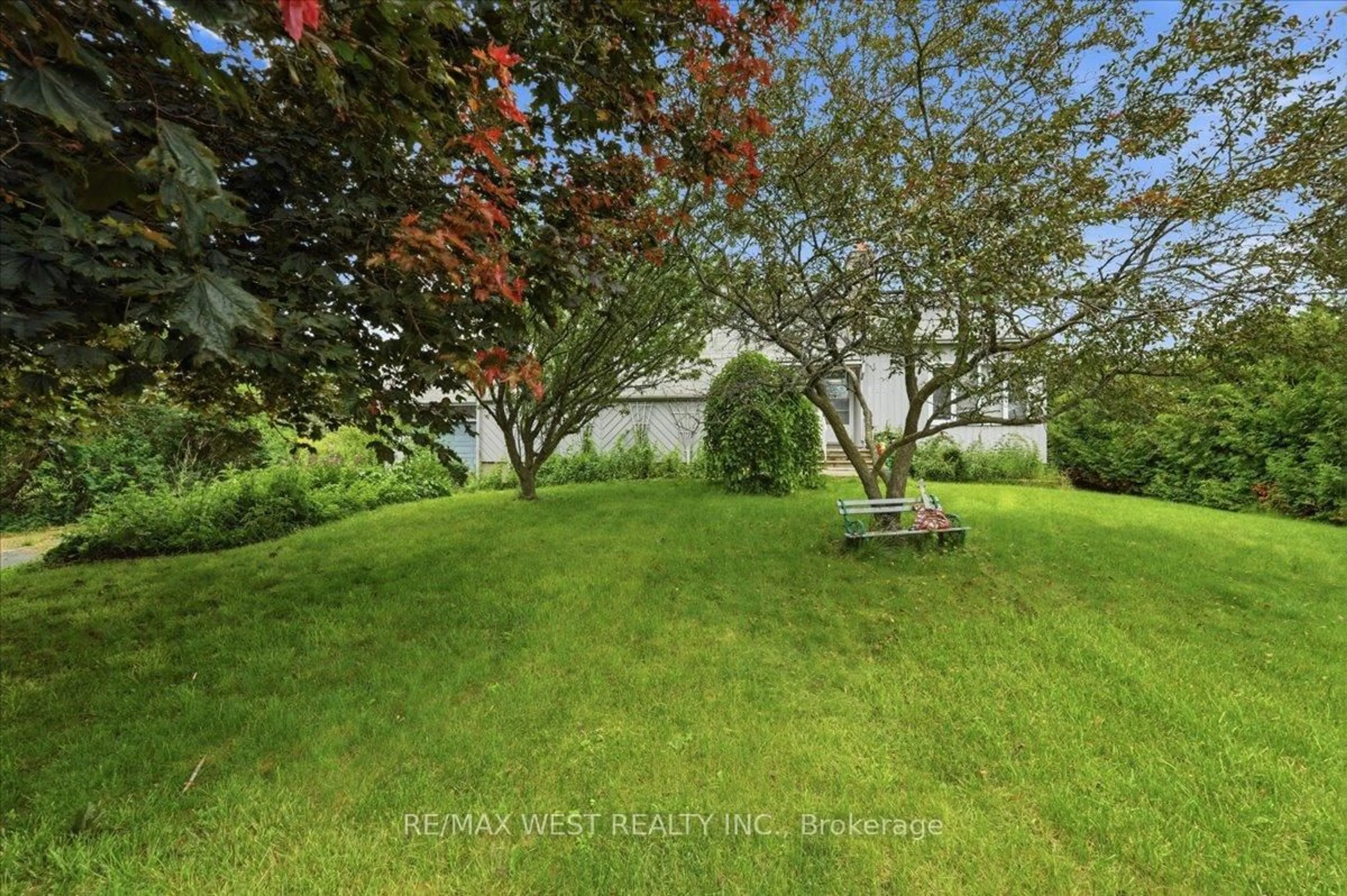 A pic from outside/outdoor area/front of a property/back of a property/a pic from drone, unknown for 122 Harbour St, Brighton Ontario K0K 1H0
