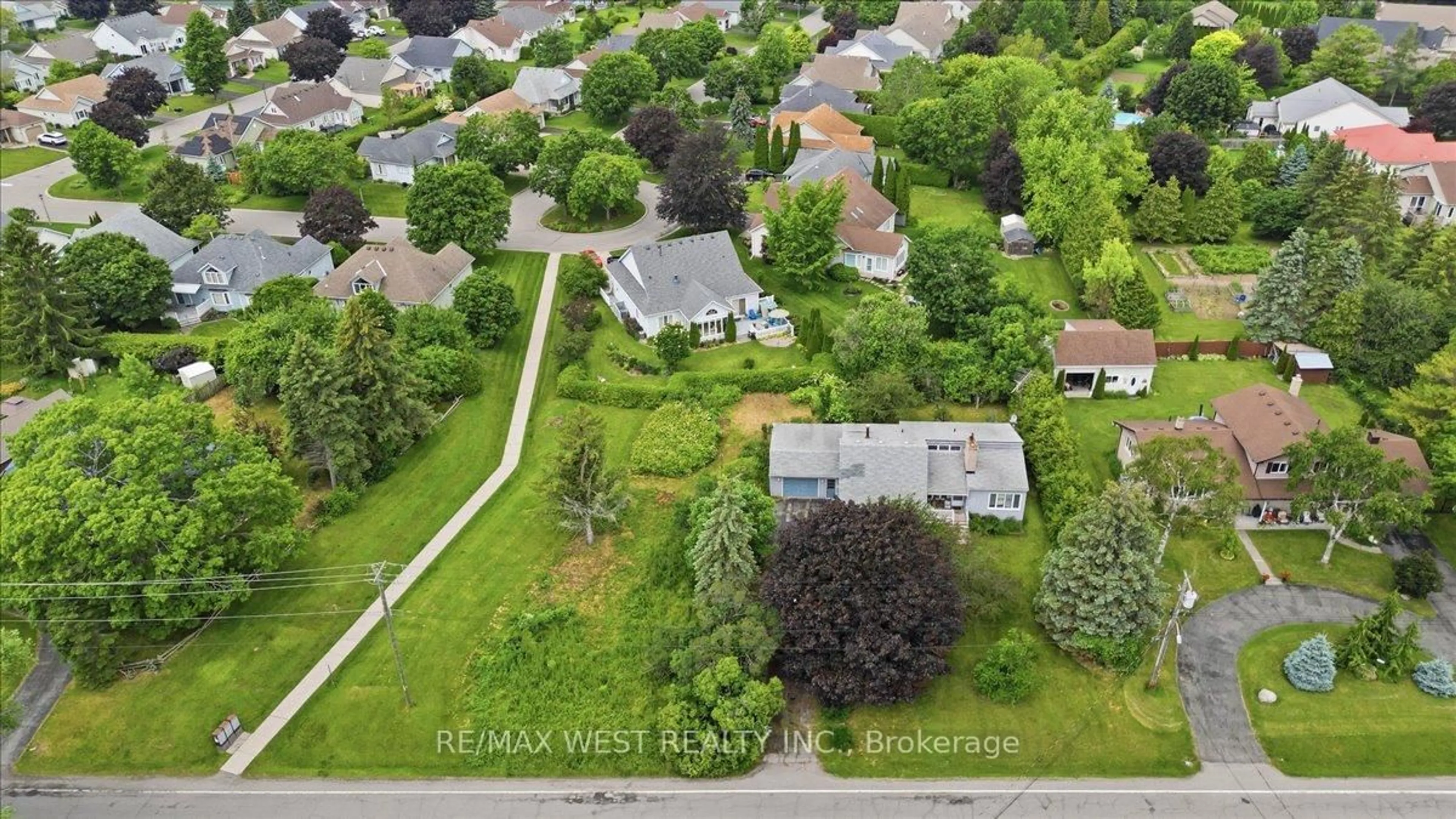 A pic from outside/outdoor area/front of a property/back of a property/a pic from drone, street for 122 Harbour St, Brighton Ontario K0K 1H0