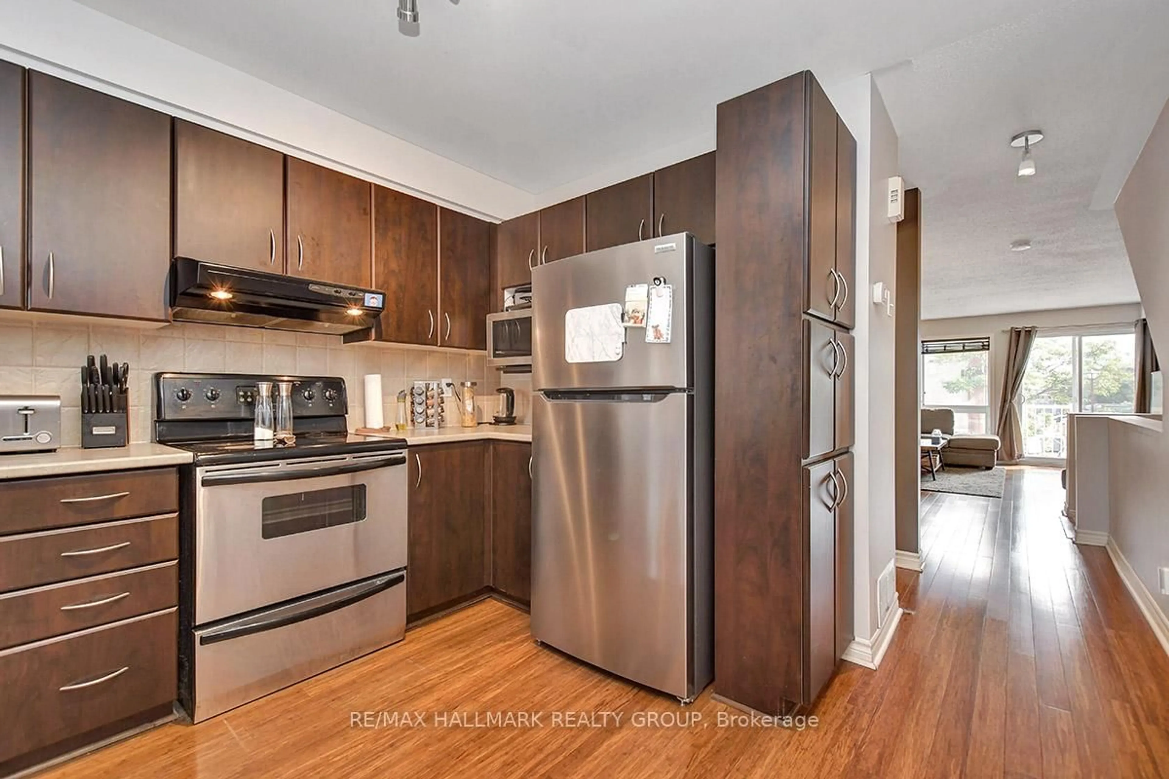 Standard kitchen, wood/laminate floor for 16 Lakepointe Dr, Orleans Ontario K4A 5E3