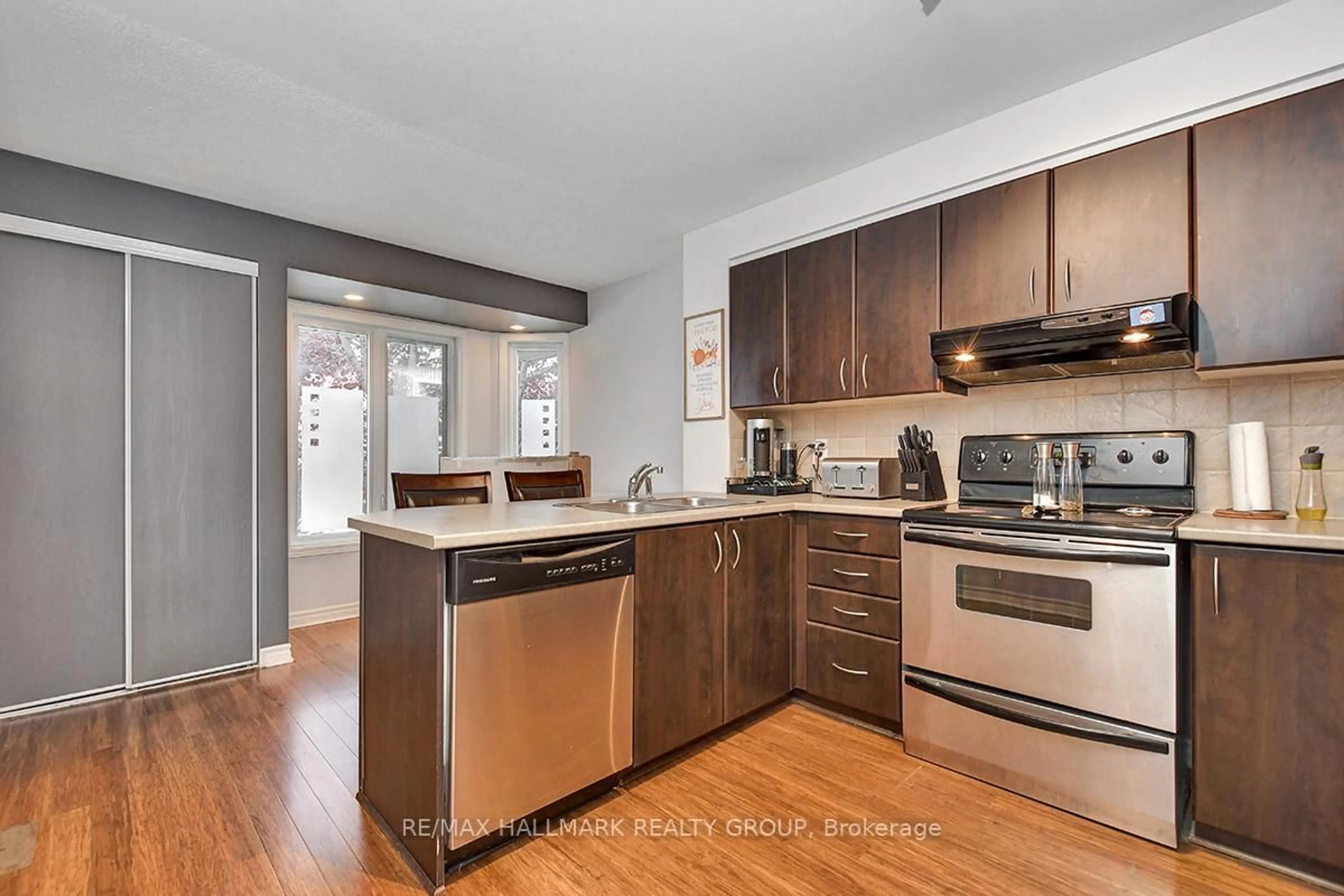 Open concept kitchen, wood/laminate floor for 16 Lakepointe Dr, Orleans Ontario K4A 5E3