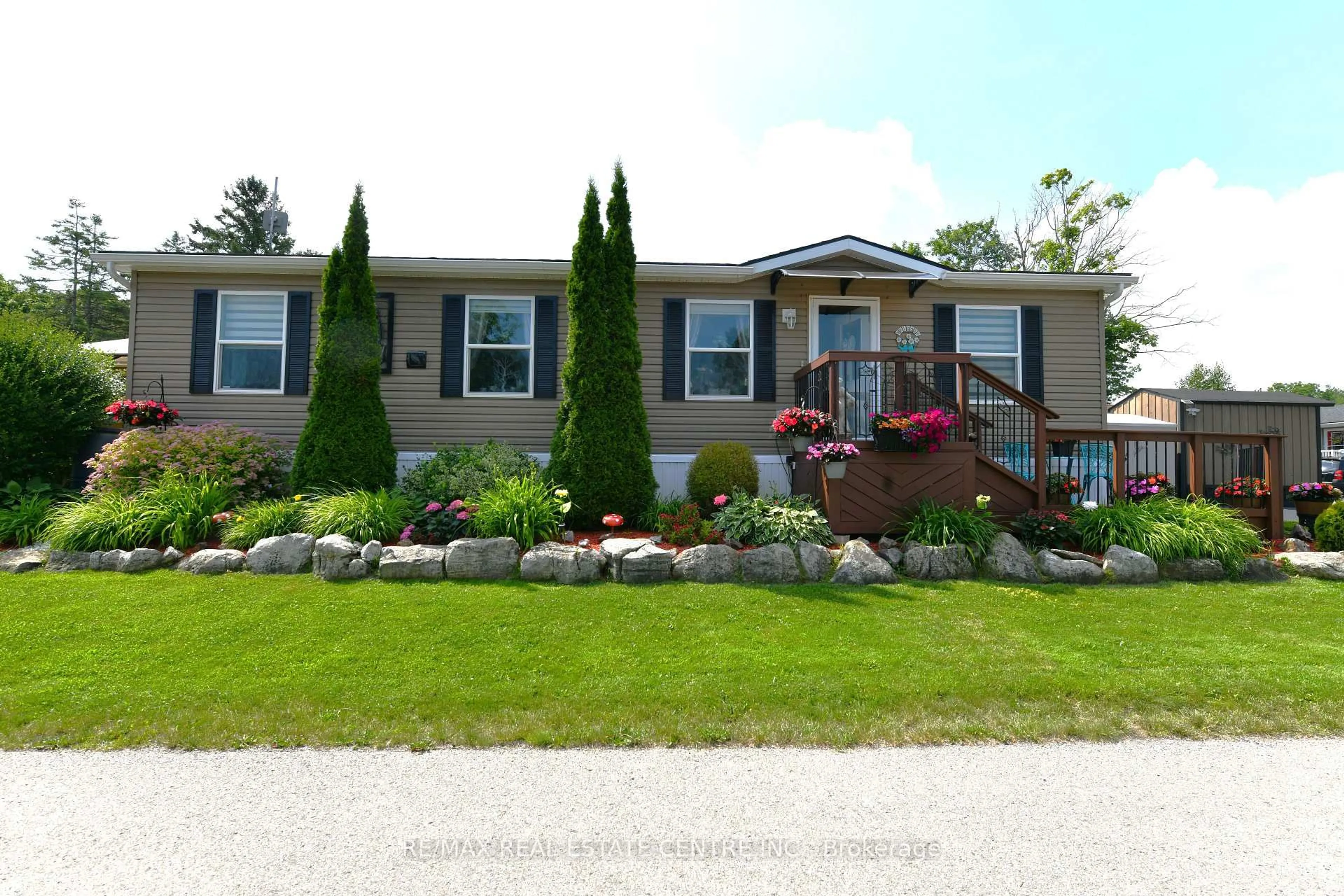 Home with vinyl exterior material, street for 1429 SHEFFIELD Rd, Hamilton Ontario N1R 8B2