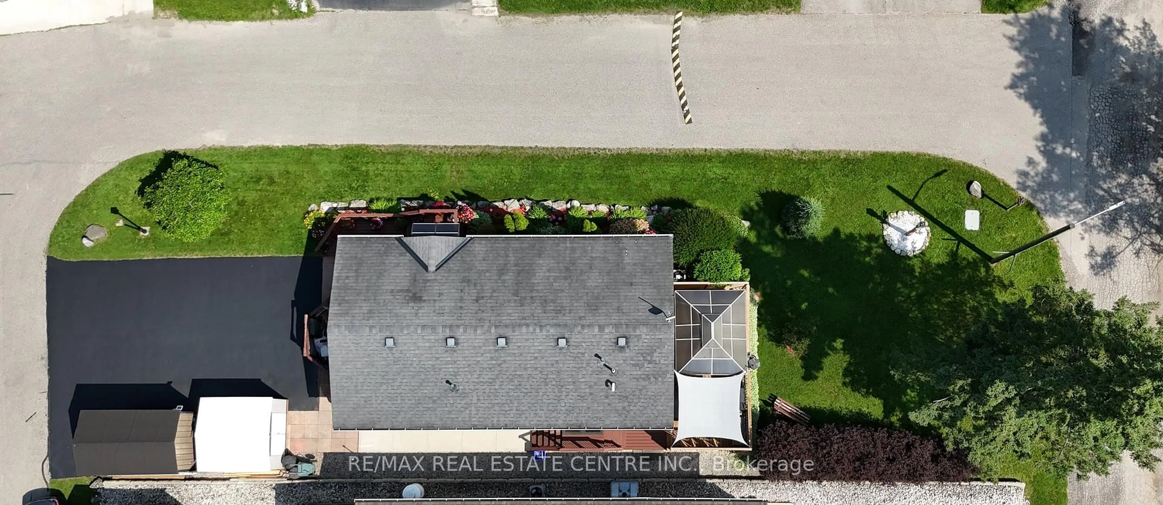 A pic from outside/outdoor area/front of a property/back of a property/a pic from drone, unknown for 1429 SHEFFIELD Rd, Hamilton Ontario N1R 8B2