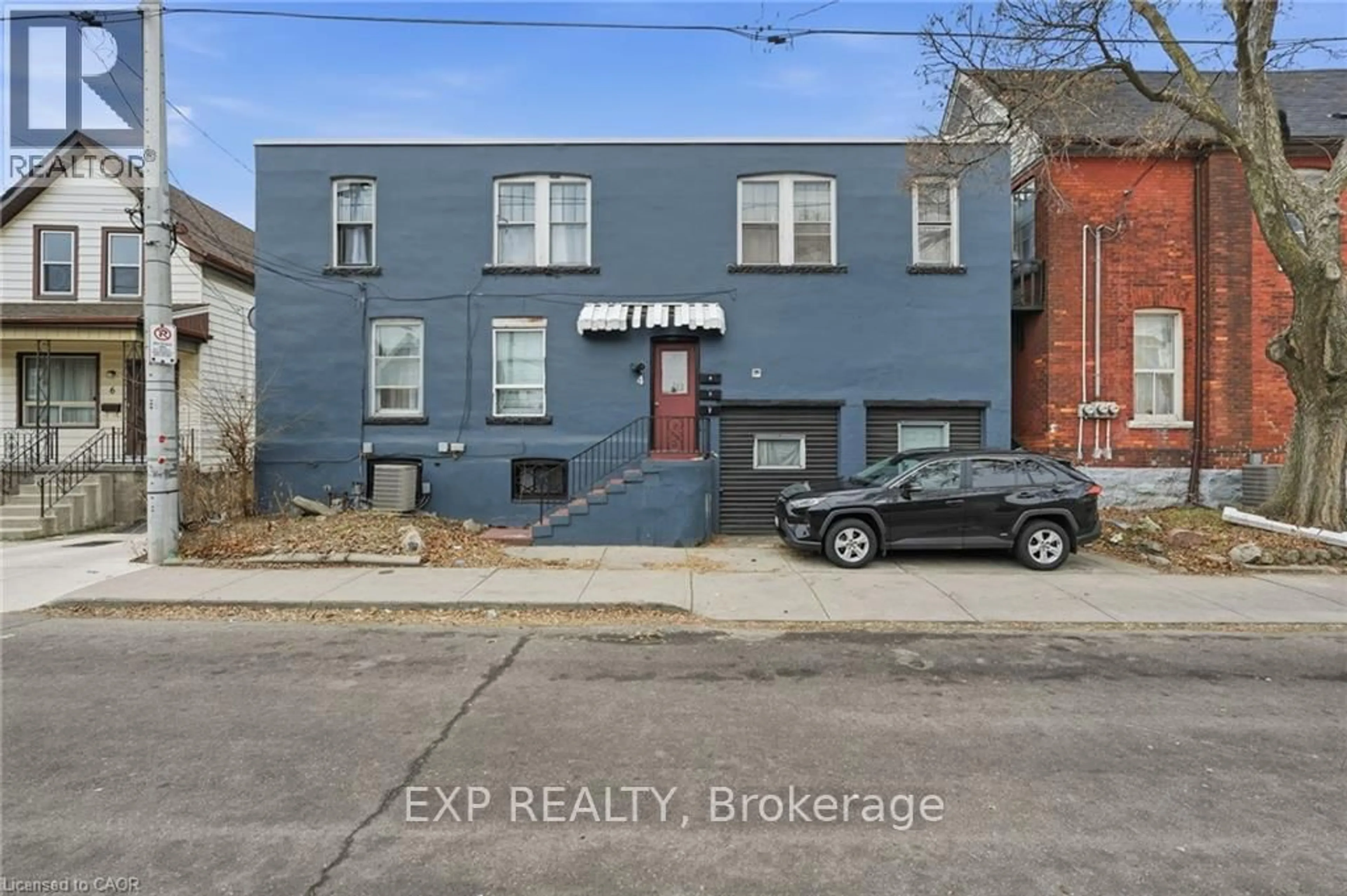 A pic from outside/outdoor area/front of a property/back of a property/a pic from drone, street for 4 Rosemont Ave, Hamilton Ontario L8L 6M4