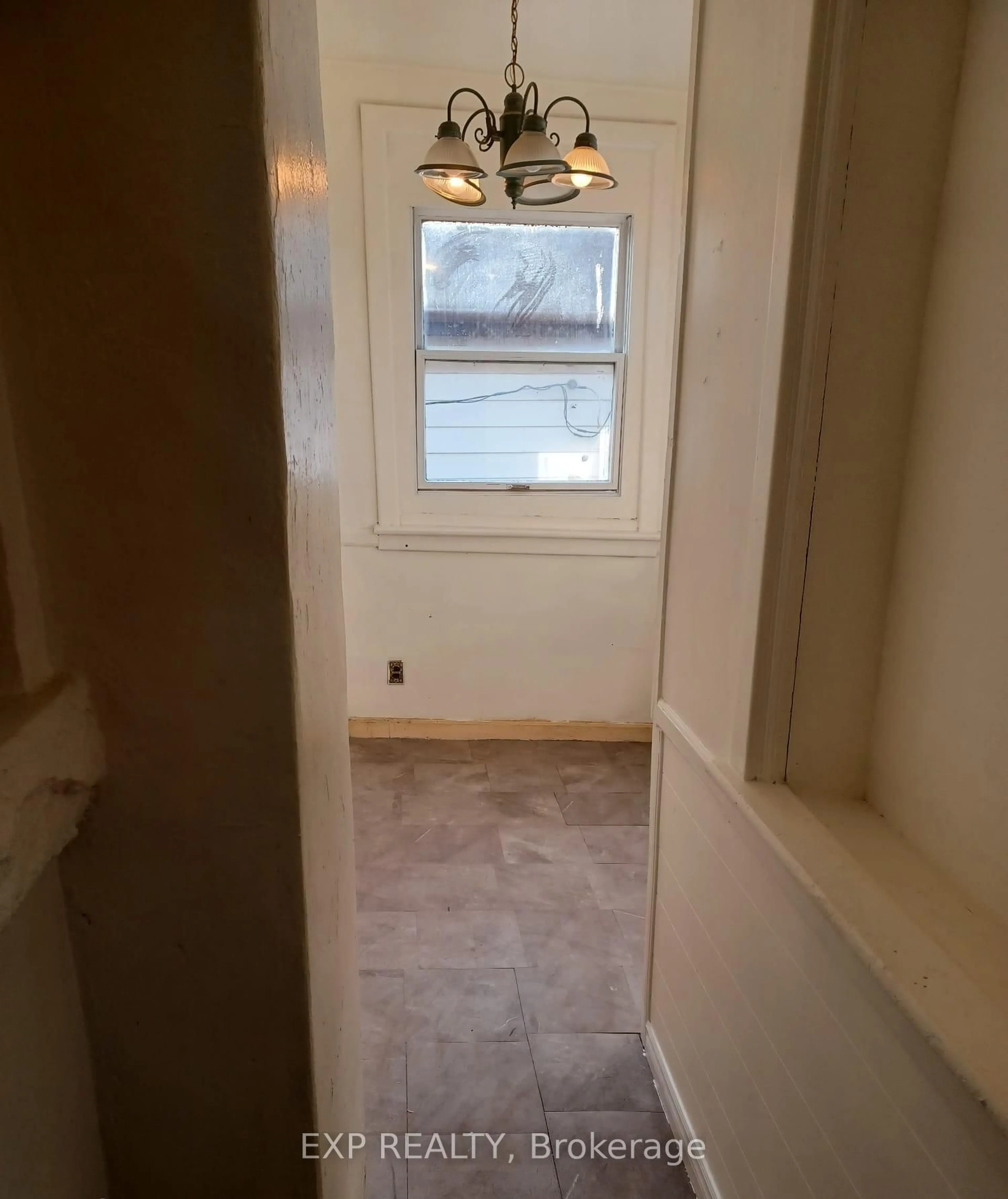 A pic of a room for 4 Rosemont Ave, Hamilton Ontario L8L 6M4