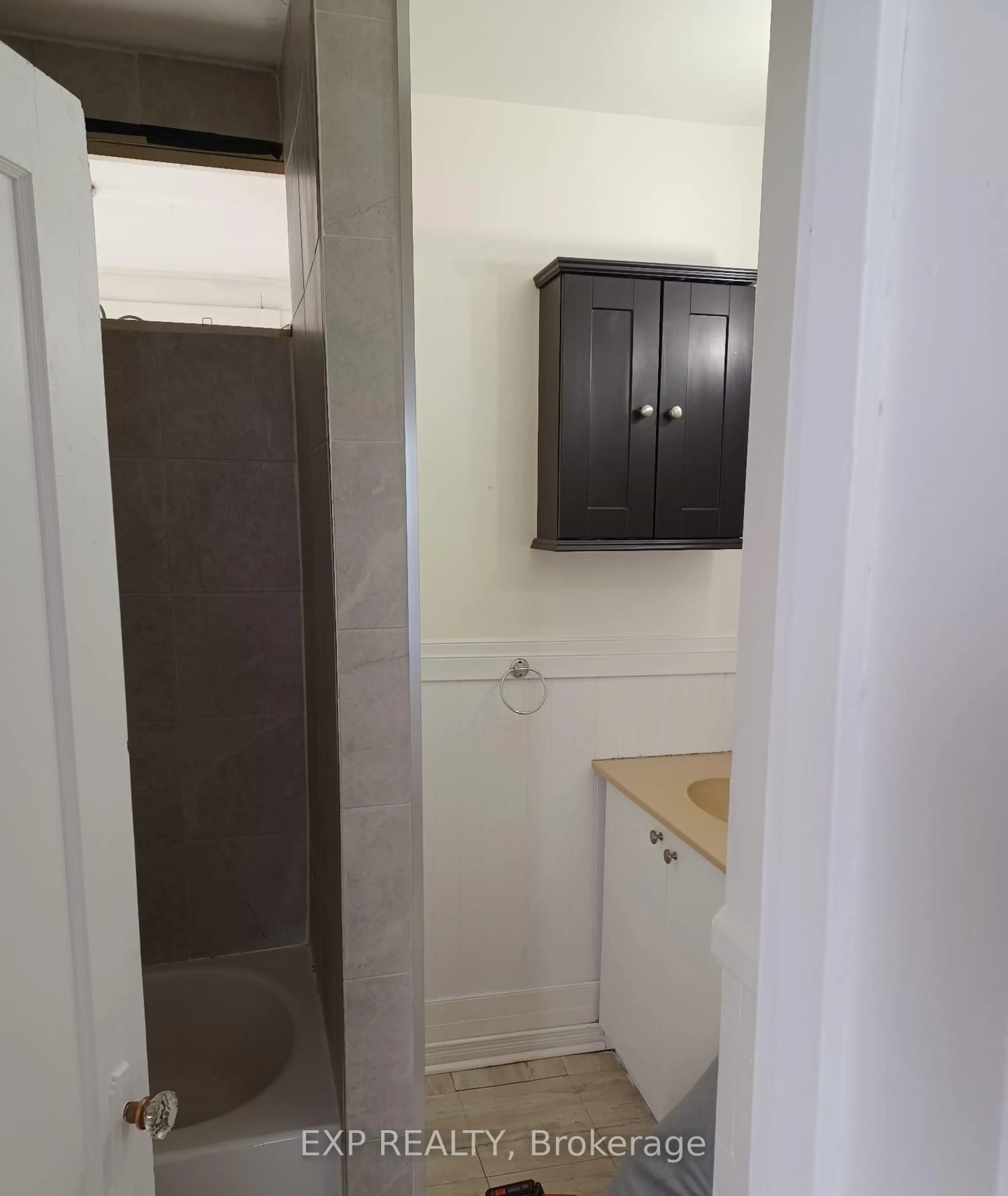 A pic of a room for 4 Rosemont Ave, Hamilton Ontario L8L 6M4