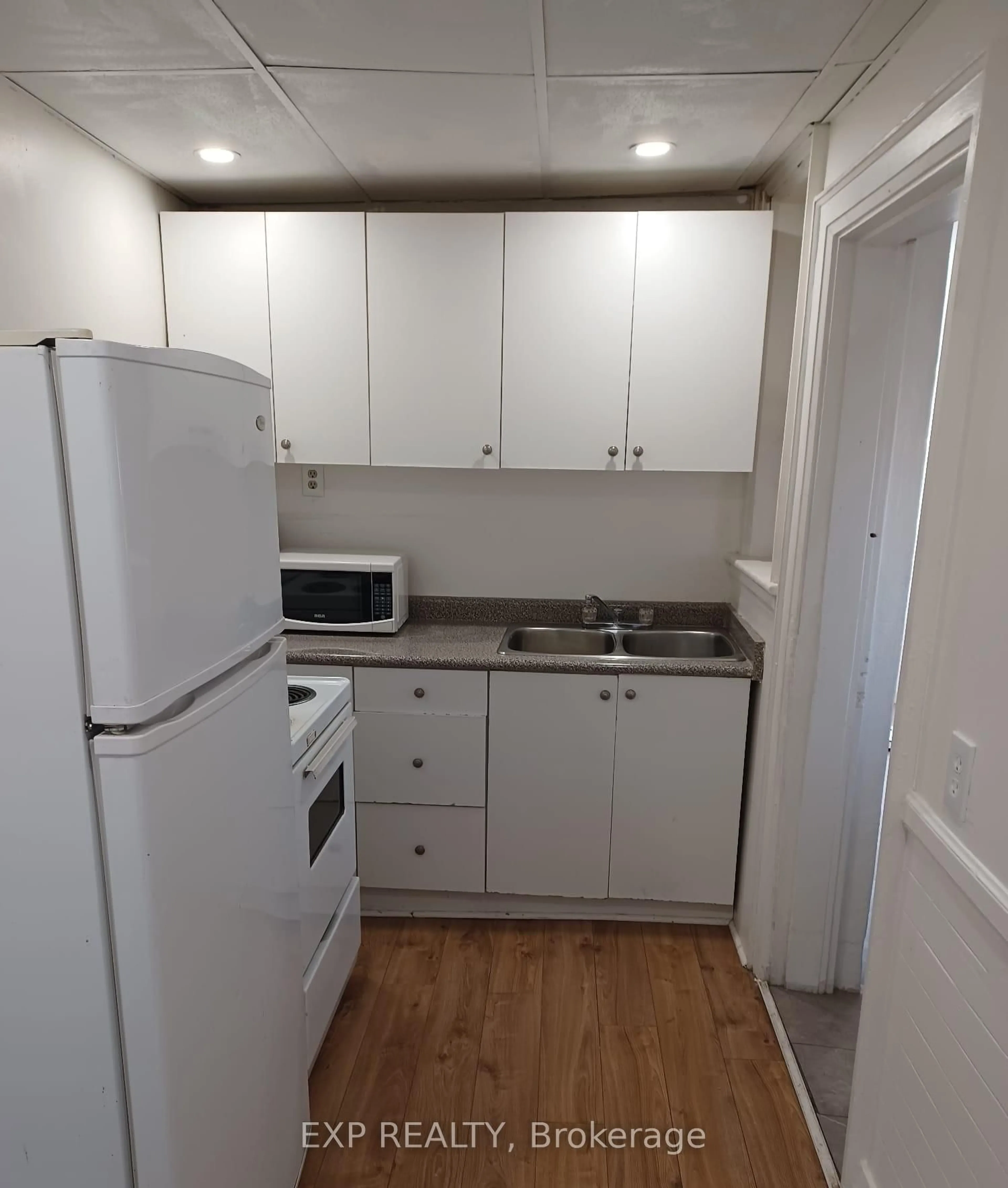 Standard kitchen, wood/laminate floor for 4 Rosemont Ave, Hamilton Ontario L8L 6M4