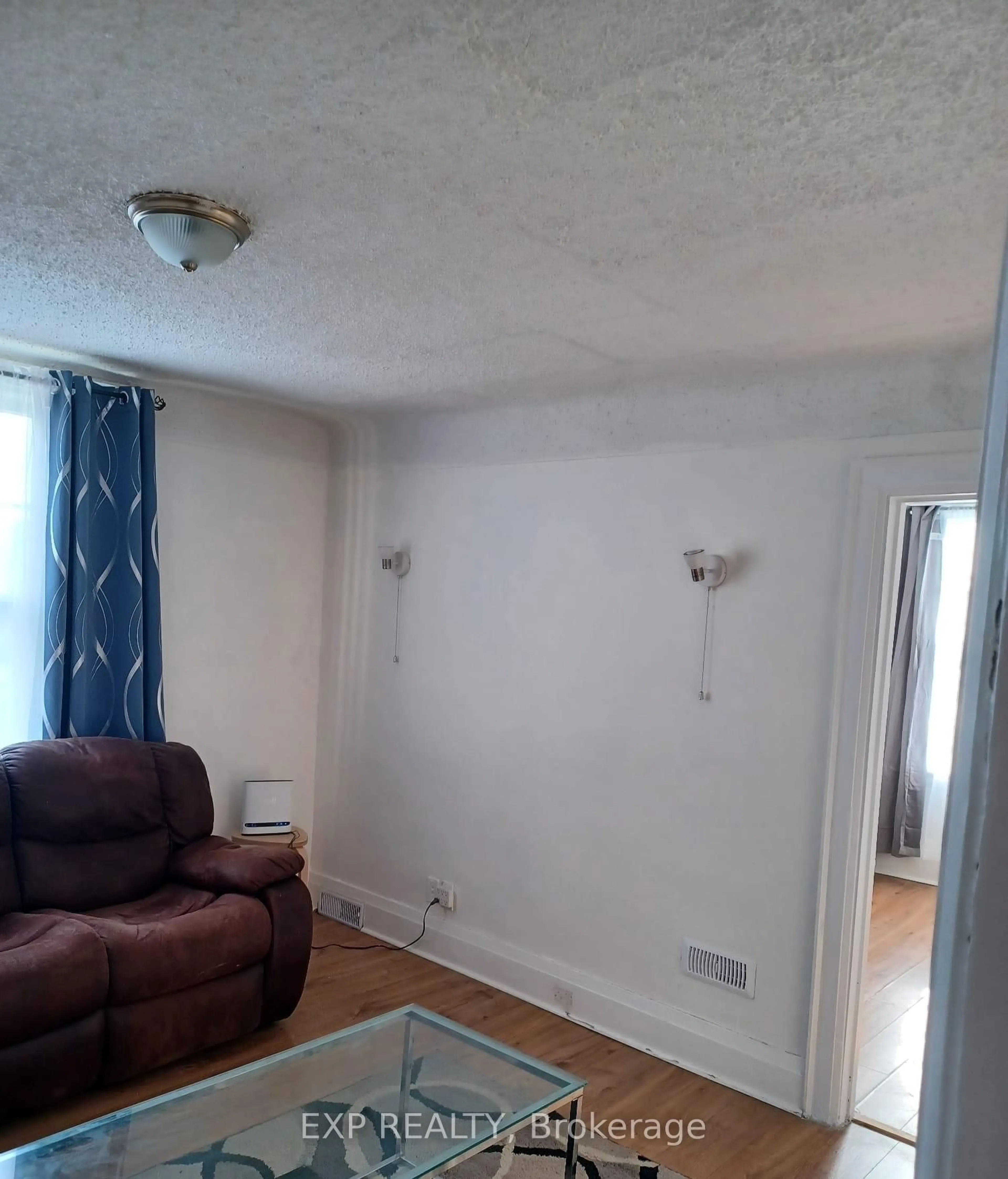 A pic of a room for 4 Rosemont Ave, Hamilton Ontario L8L 6M4