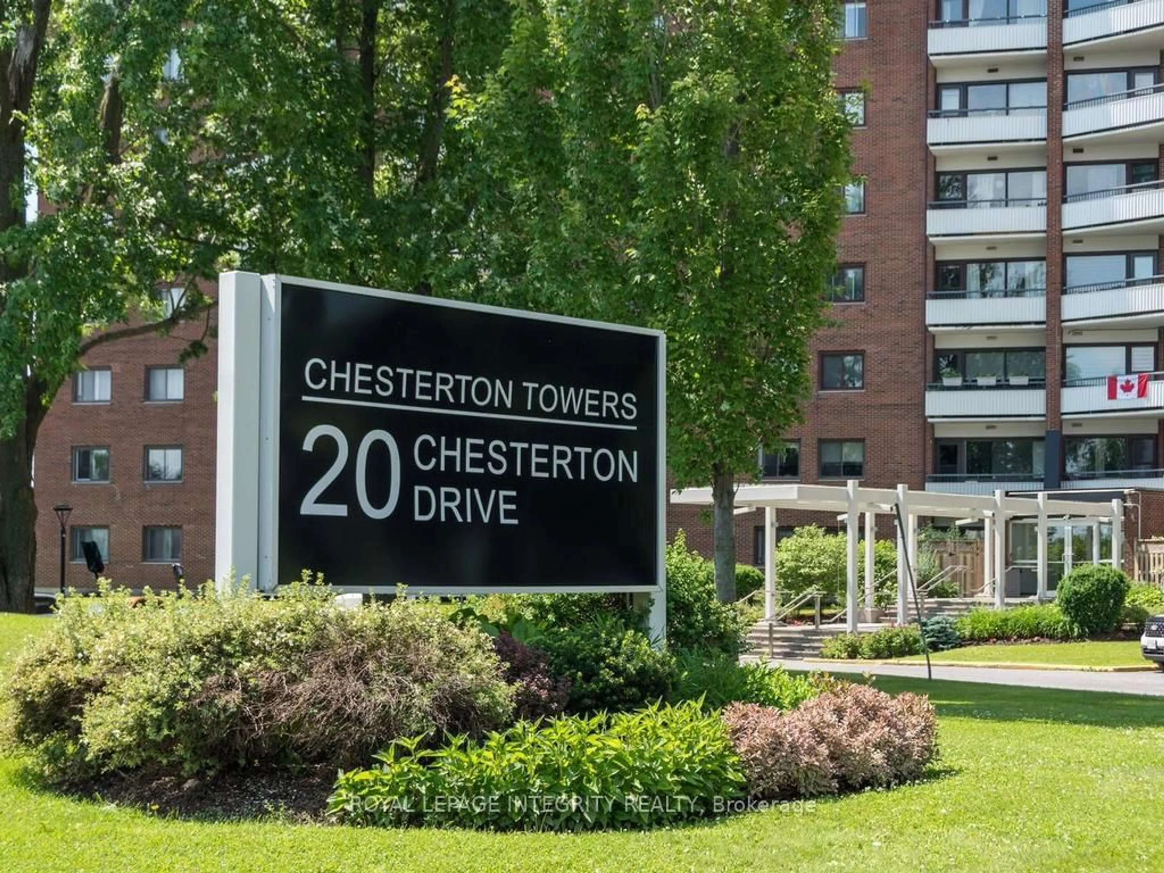 Indoor foyer for 20 Chesterton Dr #606, Ottawa Ontario K2E 6Z7
