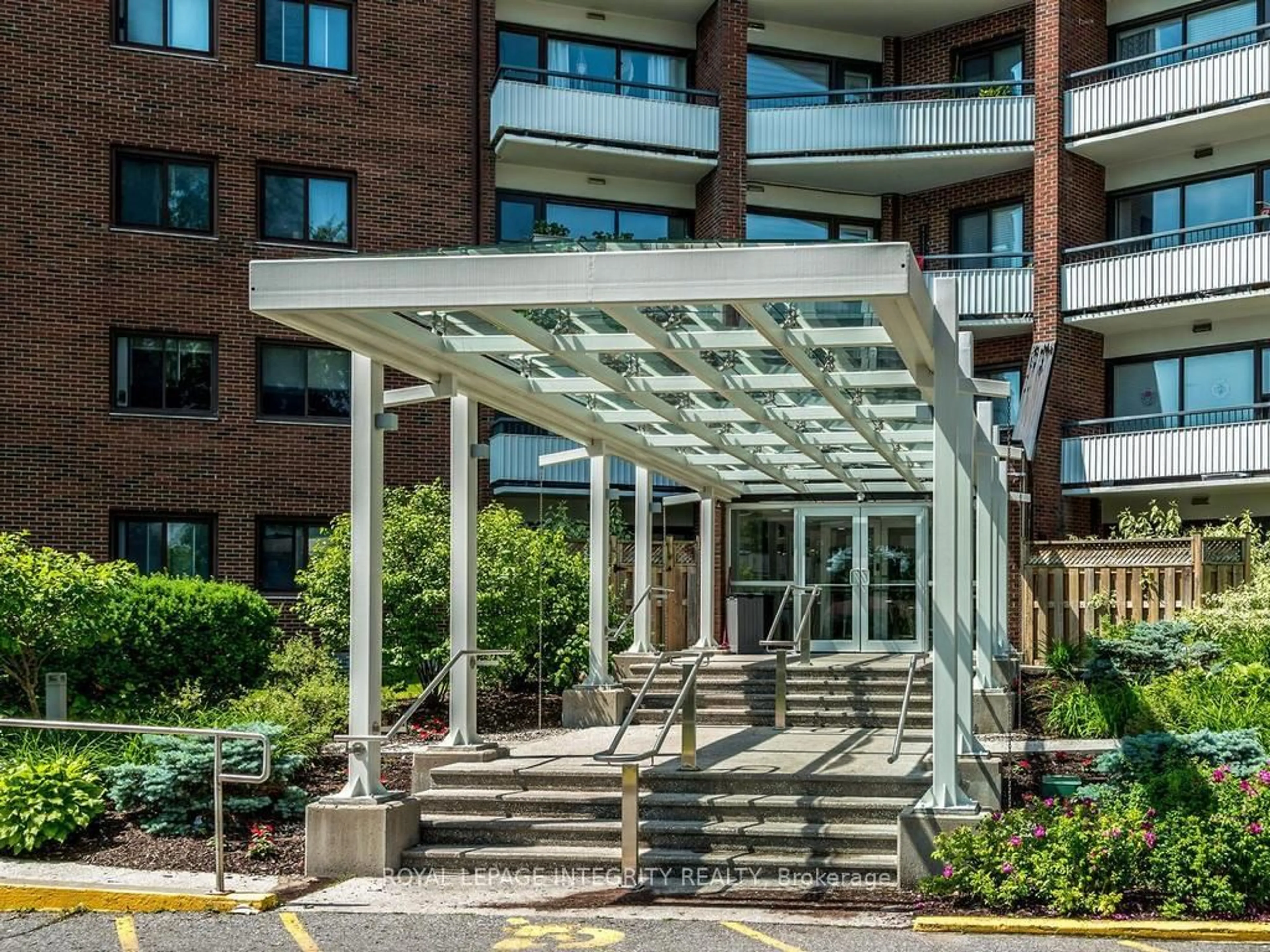 Indoor foyer for 20 Chesterton Dr #606, Ottawa Ontario K2E 6Z7