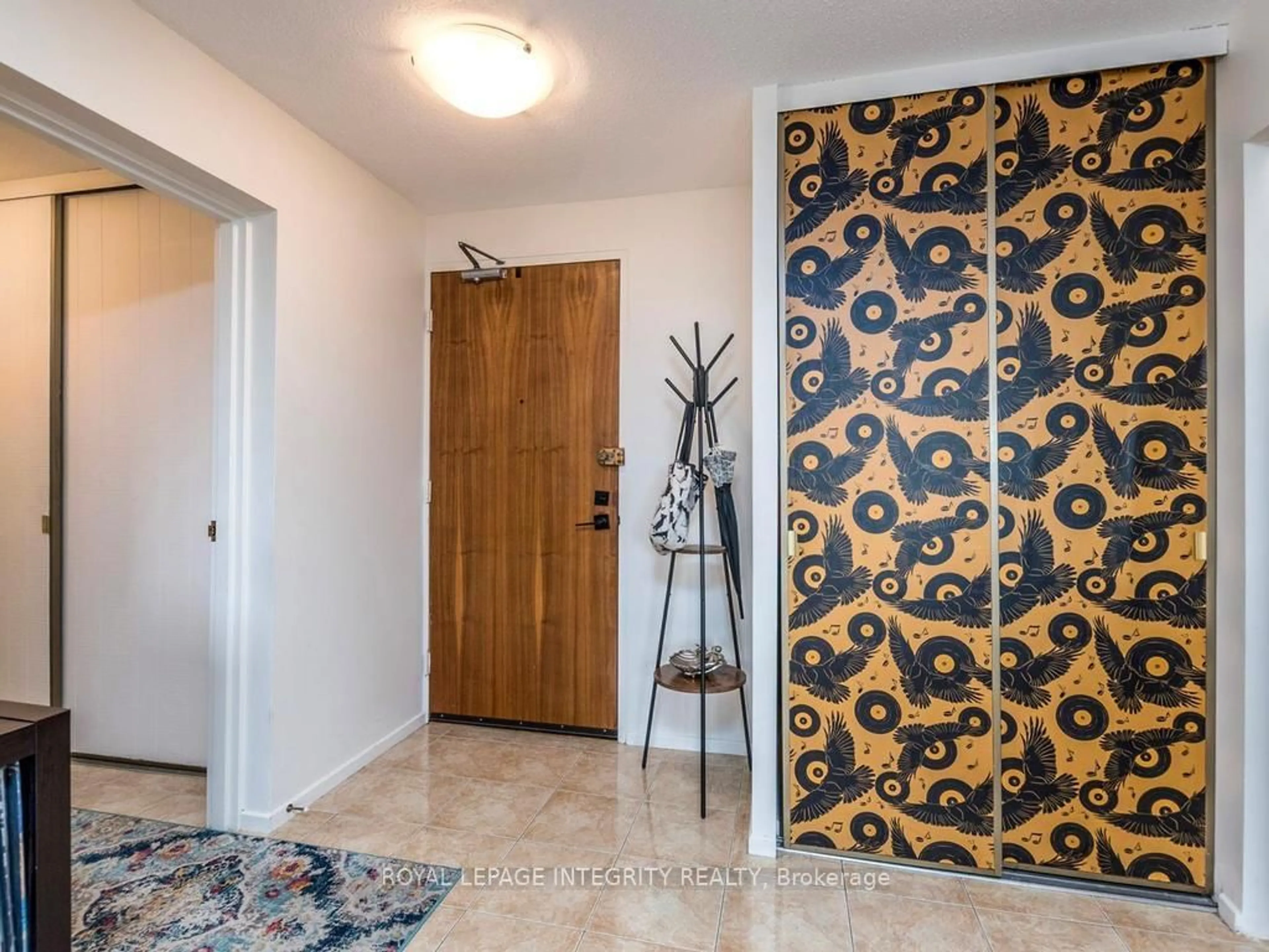 Indoor entryway for 20 Chesterton Dr #606, Ottawa Ontario K2E 6Z7