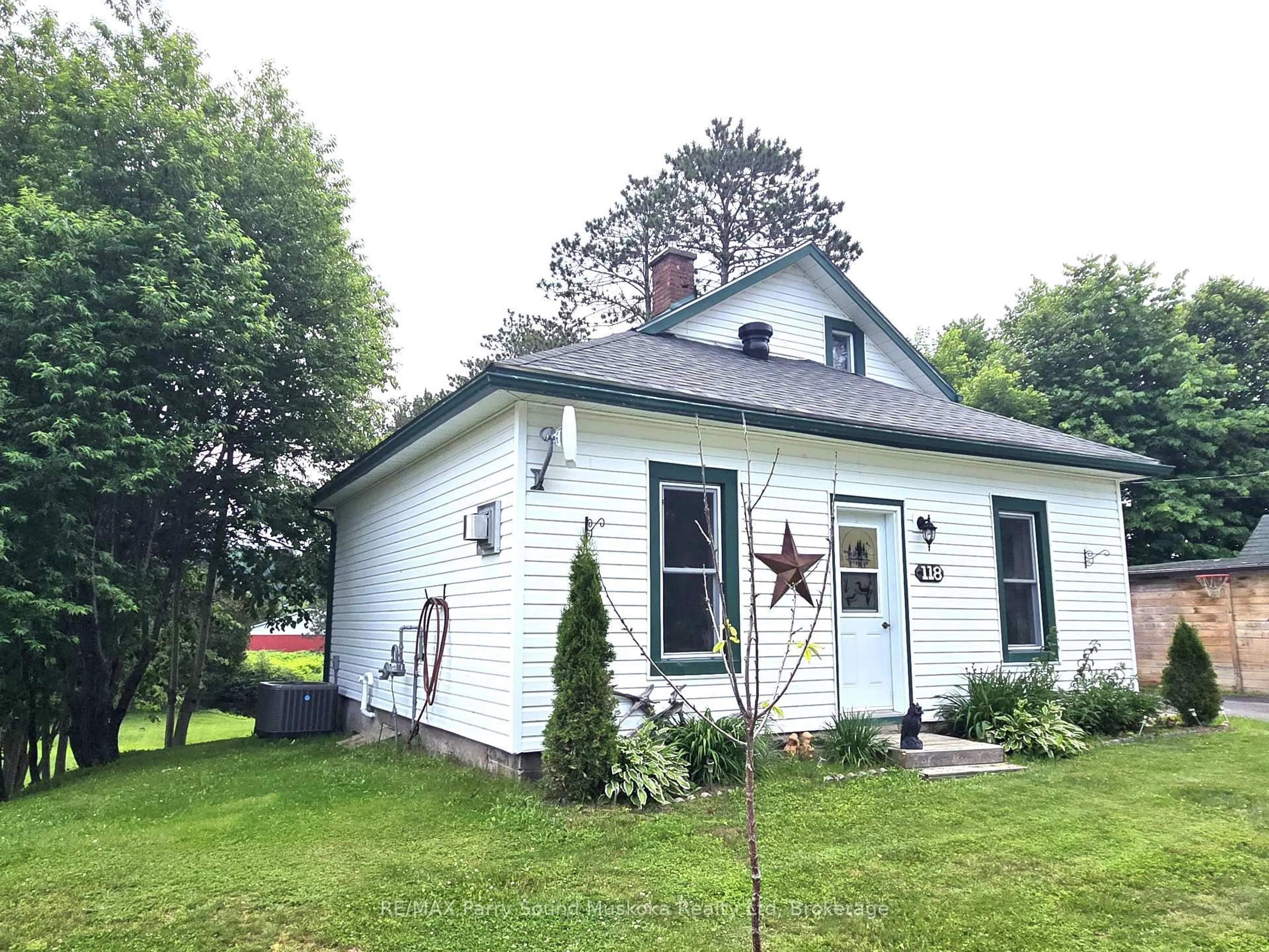 A pic from outside/outdoor area/front of a property/back of a property/a pic from drone, building for 118 Dimsdale St, Burk's Falls Ontario P0A 1C0