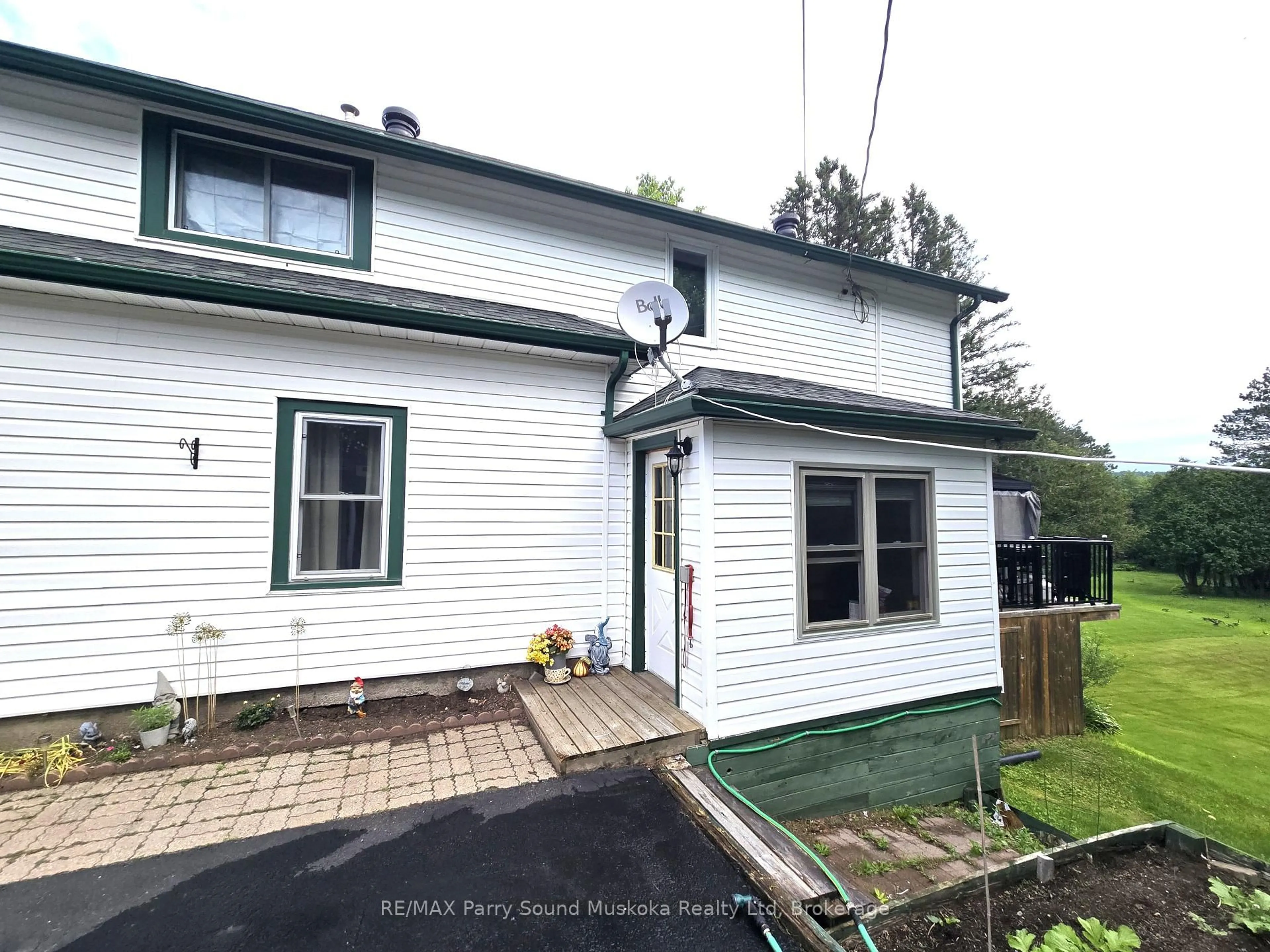 A pic from outside/outdoor area/front of a property/back of a property/a pic from drone, street for 118 Dimsdale St, Burk's Falls Ontario P0A 1C0