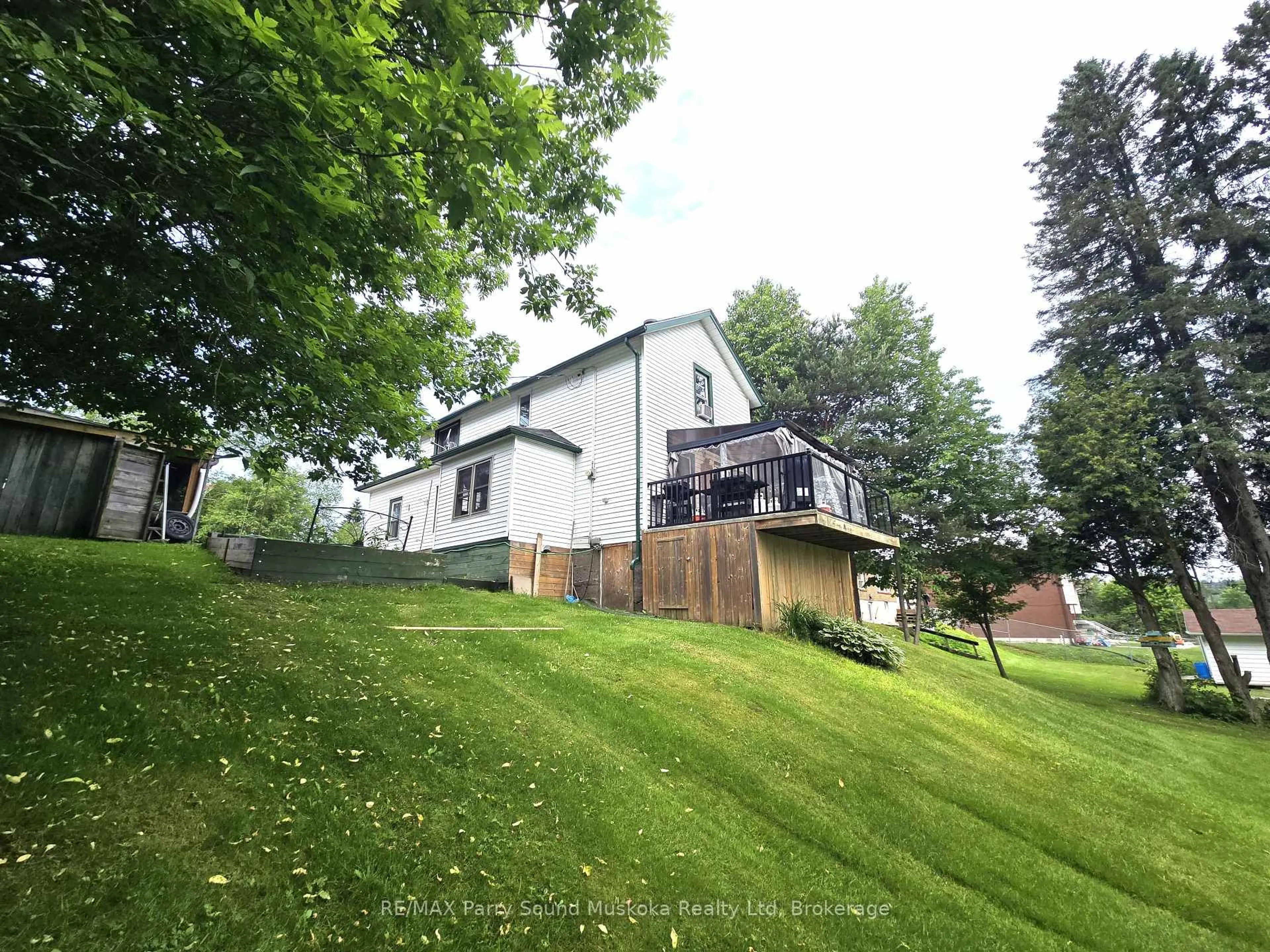 A pic from outside/outdoor area/front of a property/back of a property/a pic from drone, mountain view for 118 Dimsdale St, Burk's Falls Ontario P0A 1C0