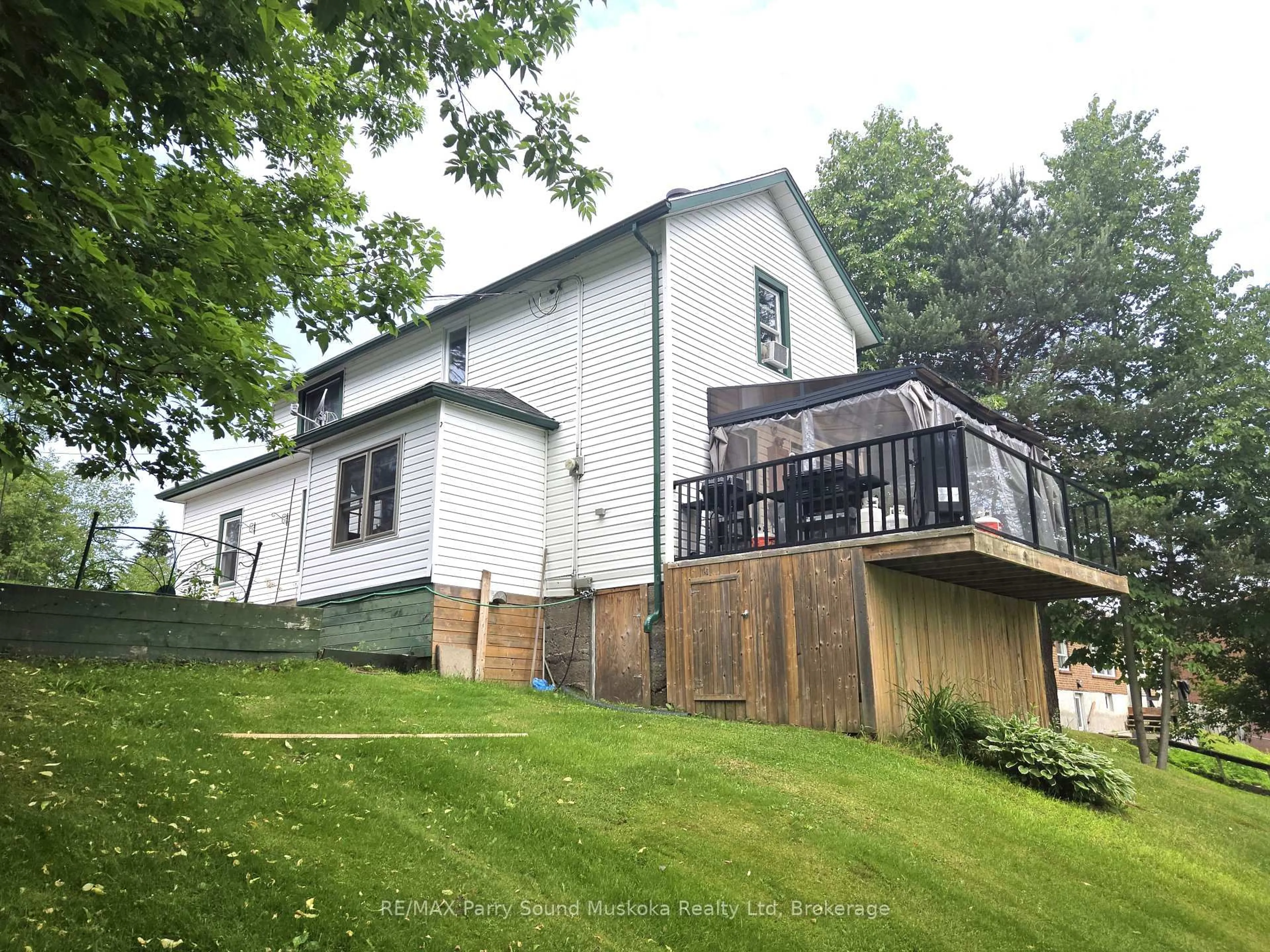 A pic from outside/outdoor area/front of a property/back of a property/a pic from drone, unknown for 118 Dimsdale St, Burk's Falls Ontario P0A 1C0