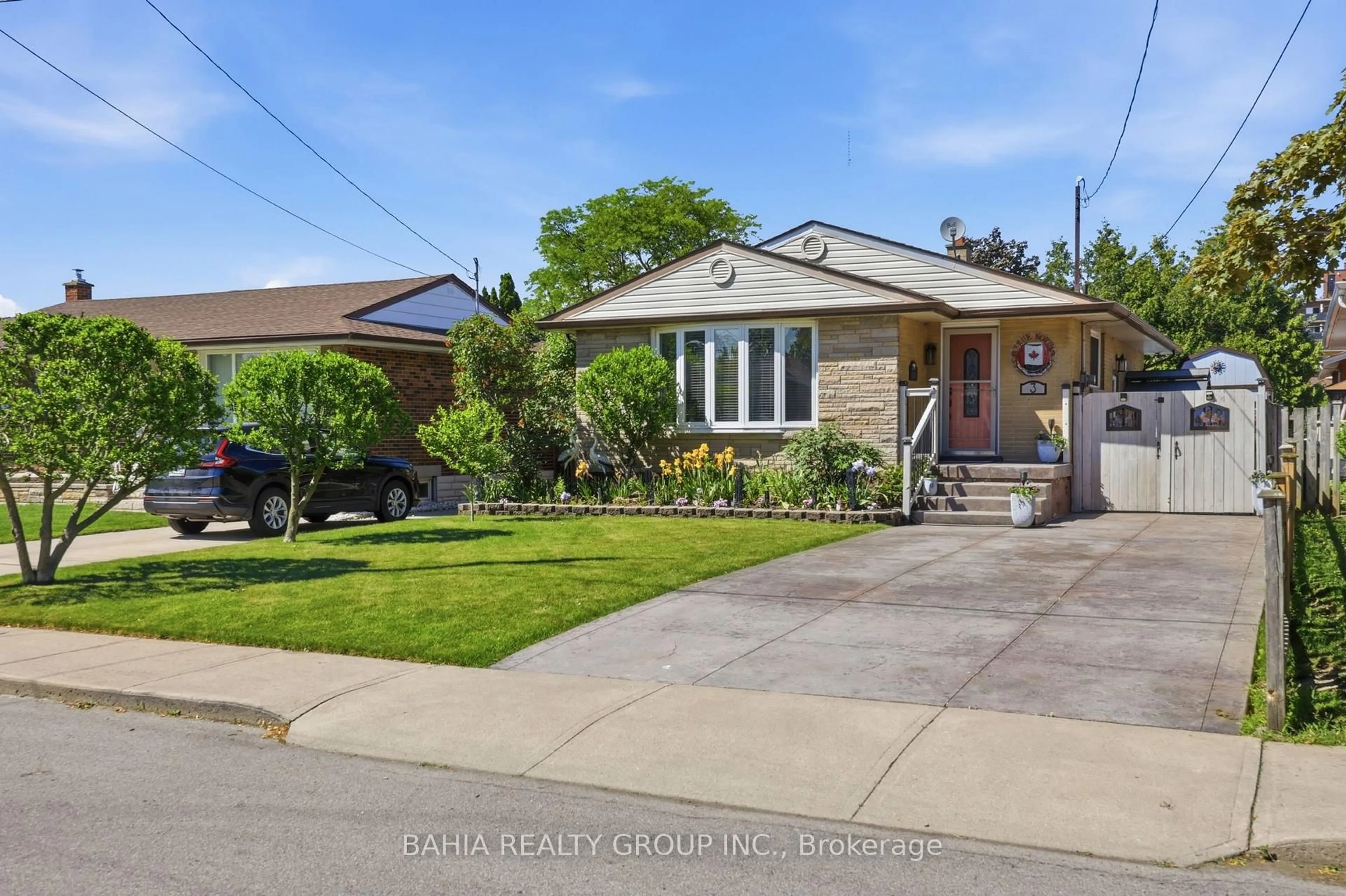 A pic from outside/outdoor area/front of a property/back of a property/a pic from drone, street for 3 Kenwood Cres, Hamilton Ontario L8T 1W3