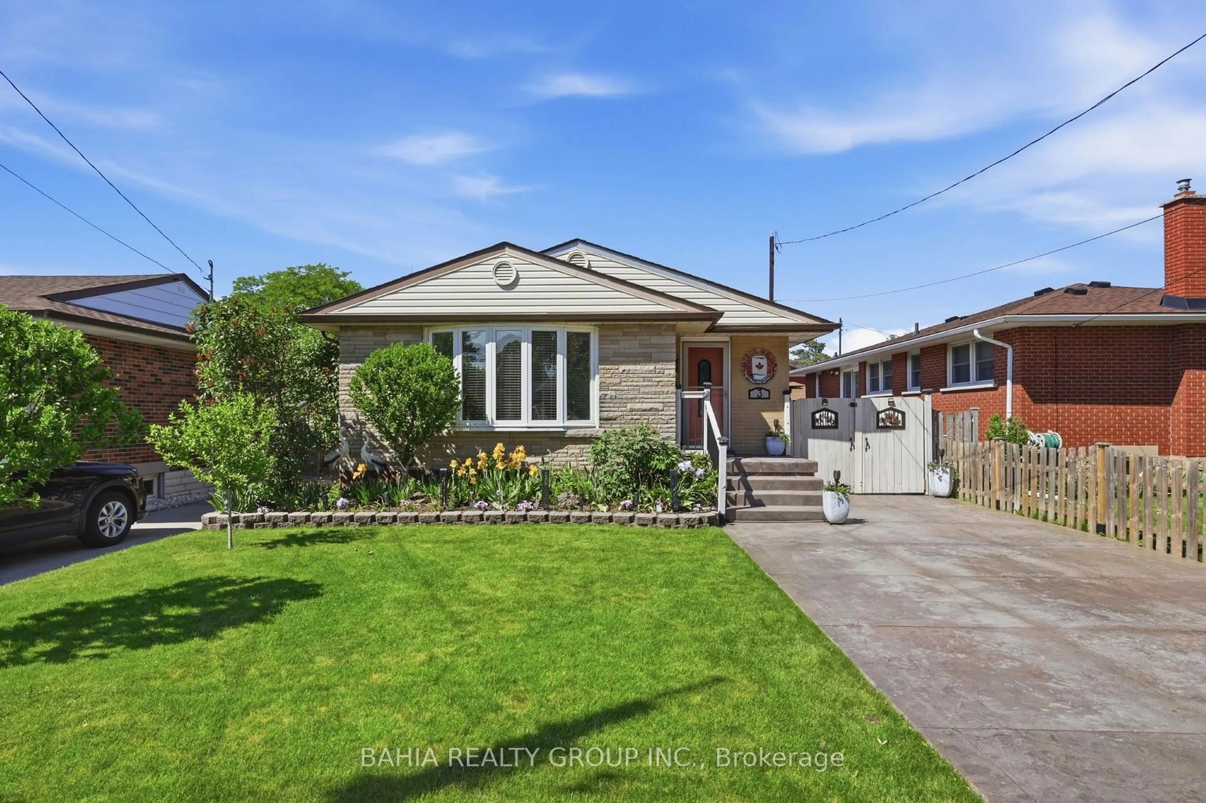 A pic from outside/outdoor area/front of a property/back of a property/a pic from drone, street for 3 Kenwood Cres, Hamilton Ontario L8T 1W3
