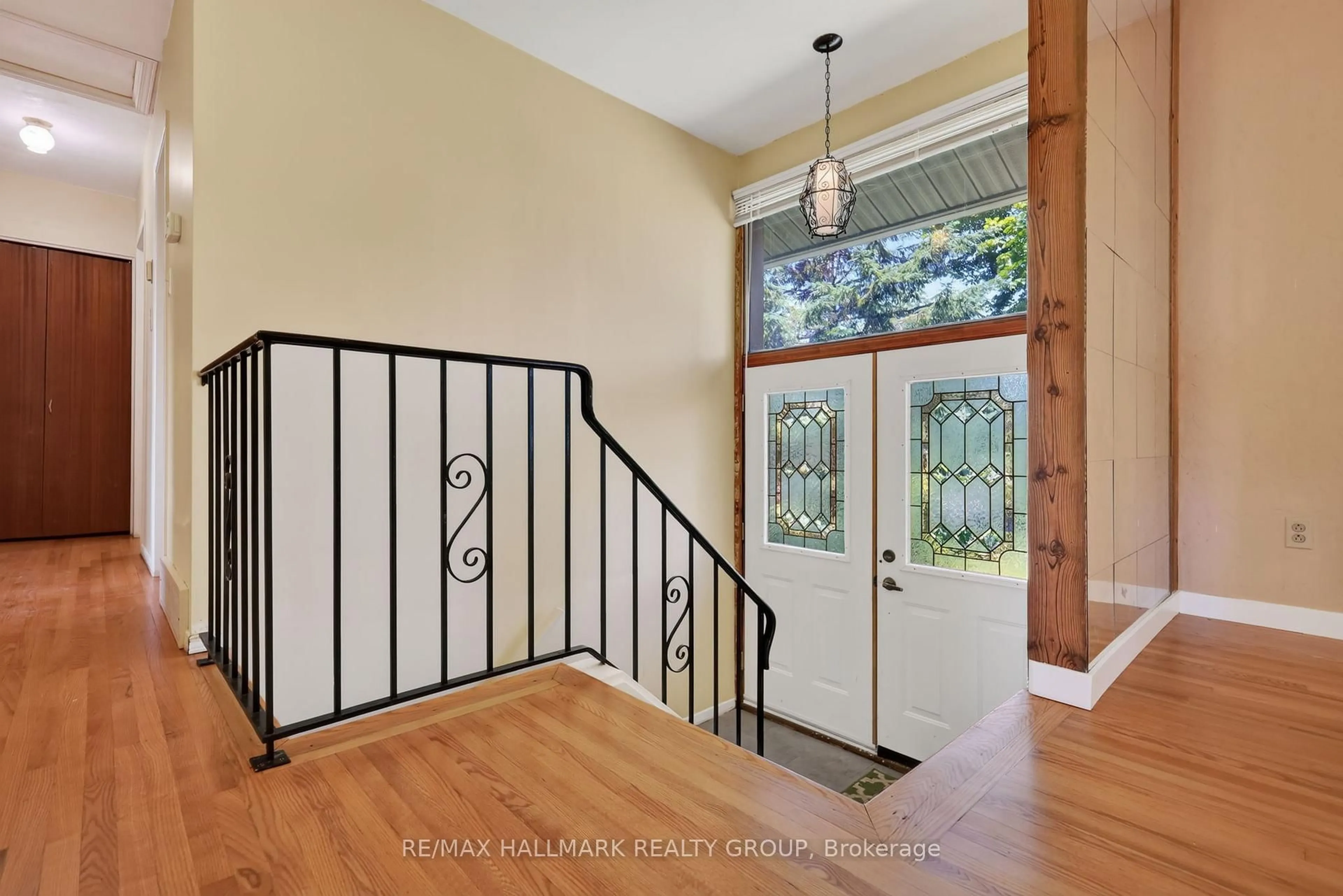 Indoor entryway for 738 Stiles Cres, Ottawa Ontario K1J 6Z1
