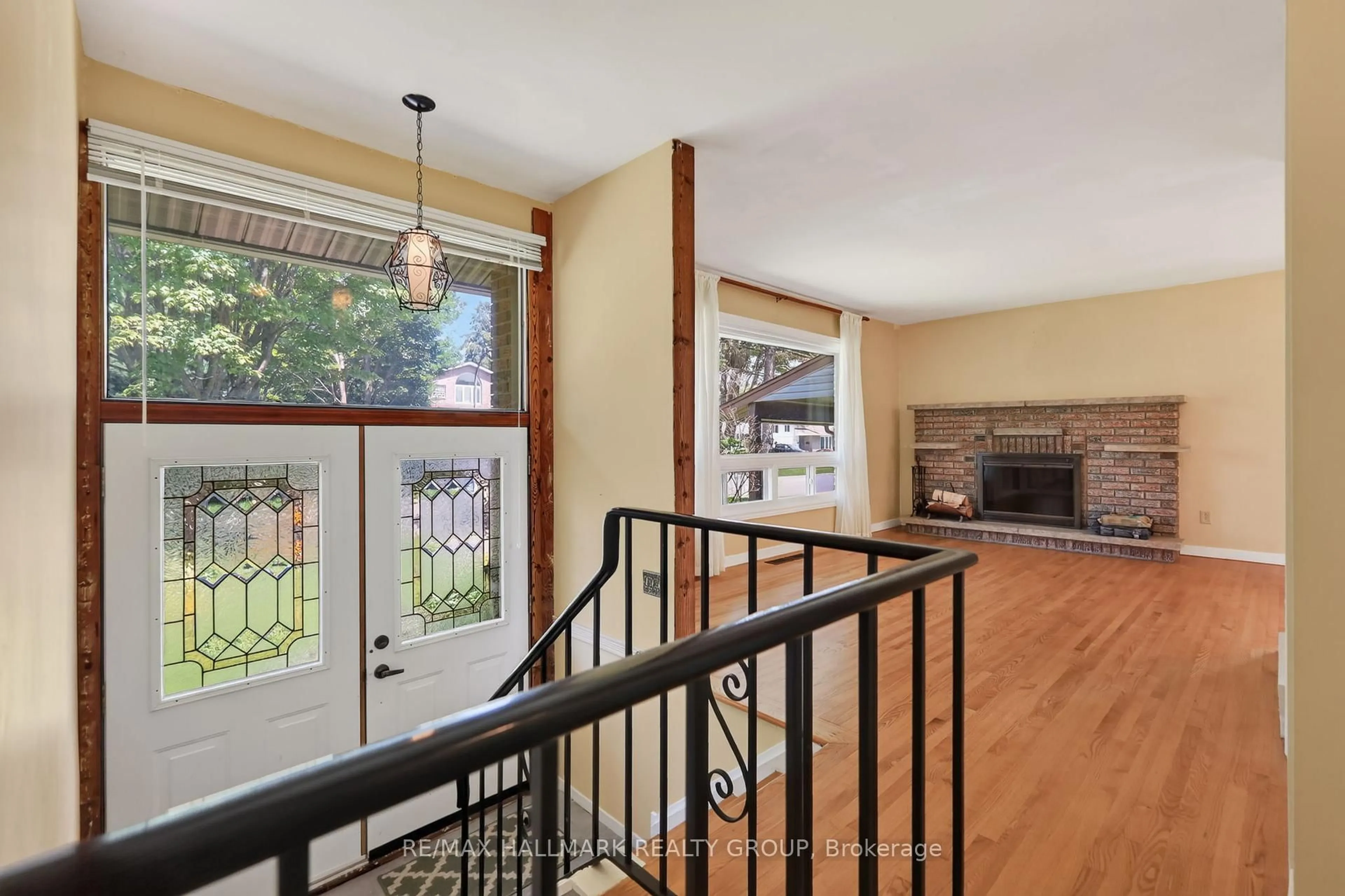 Indoor entryway for 738 Stiles Cres, Ottawa Ontario K1J 6Z1