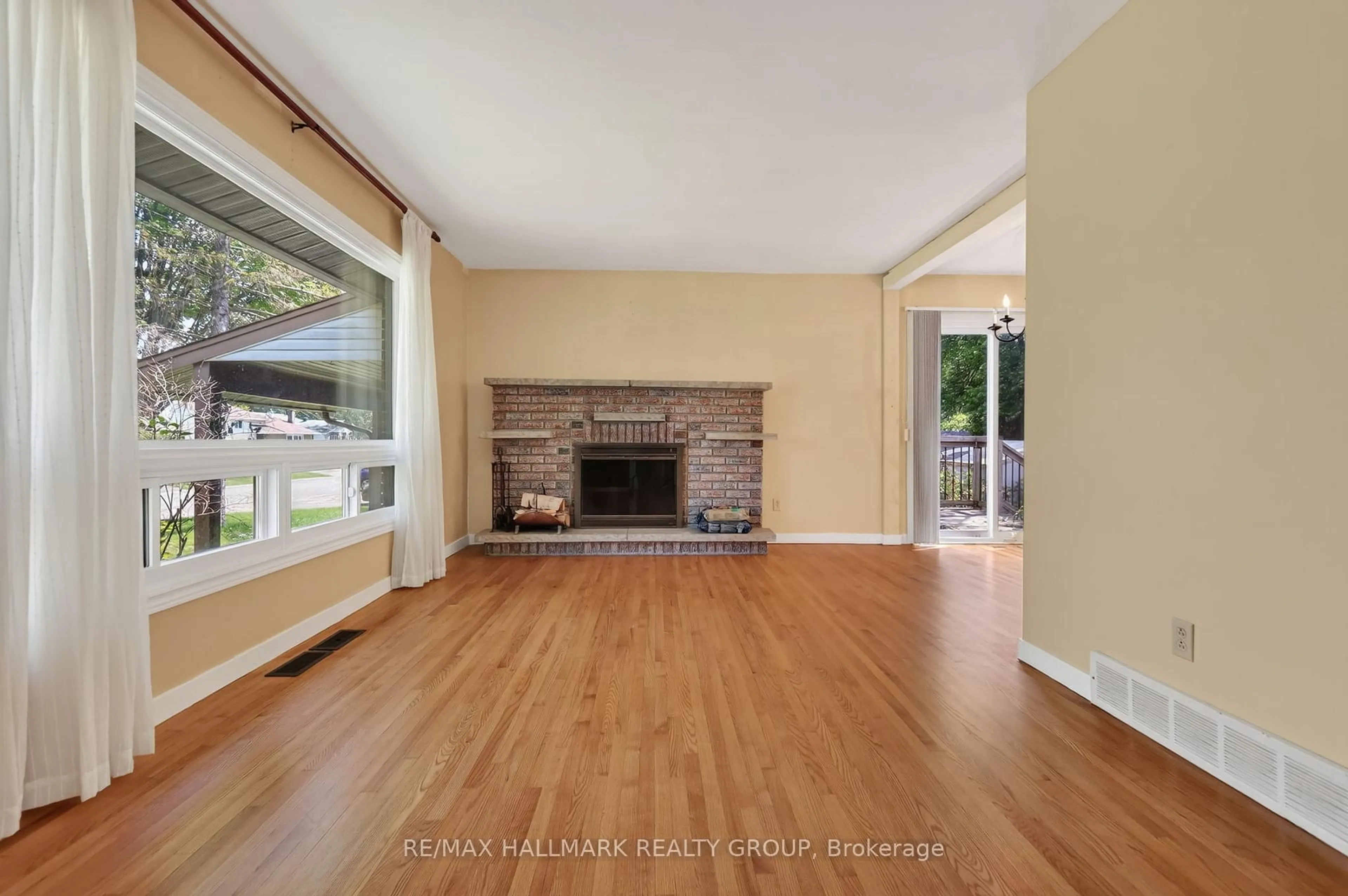 Living room with furniture, unknown for 738 Stiles Cres, Ottawa Ontario K1J 6Z1