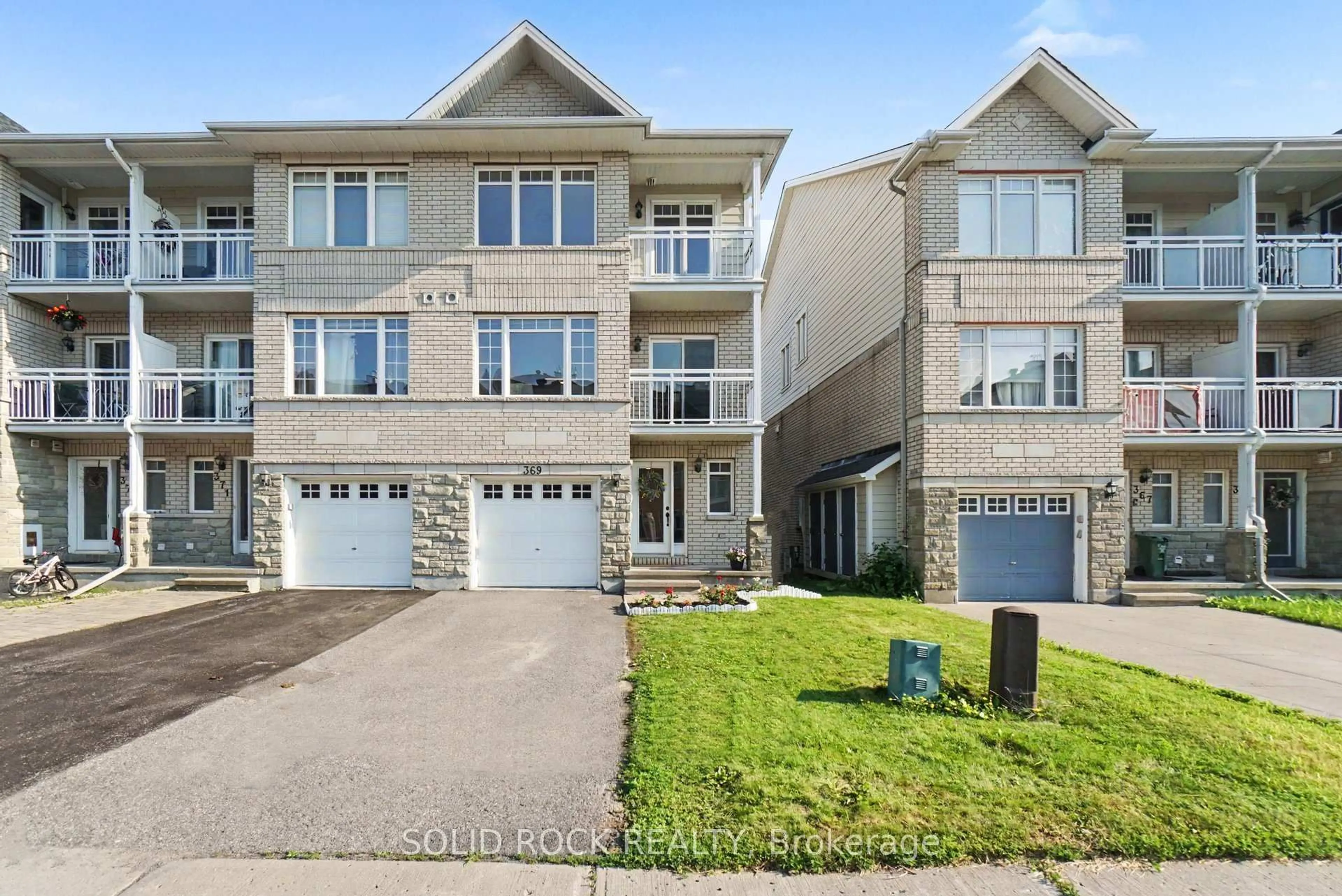 A pic from outside/outdoor area/front of a property/back of a property/a pic from drone, street for 369 Citiplace Dr, Ottawa Ontario K2E 0A7