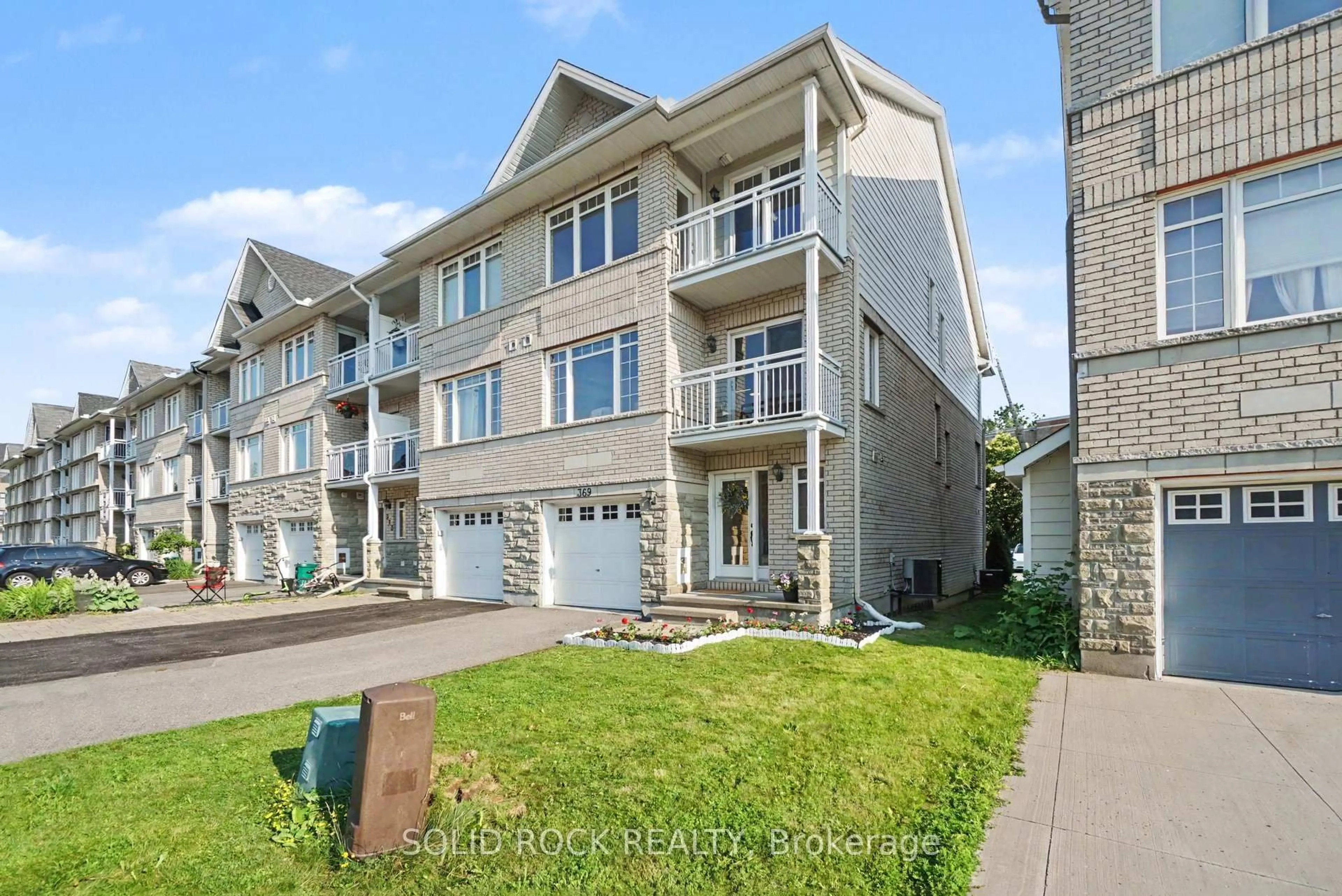 A pic from outside/outdoor area/front of a property/back of a property/a pic from drone, street for 369 Citiplace Dr, Ottawa Ontario K2E 0A7