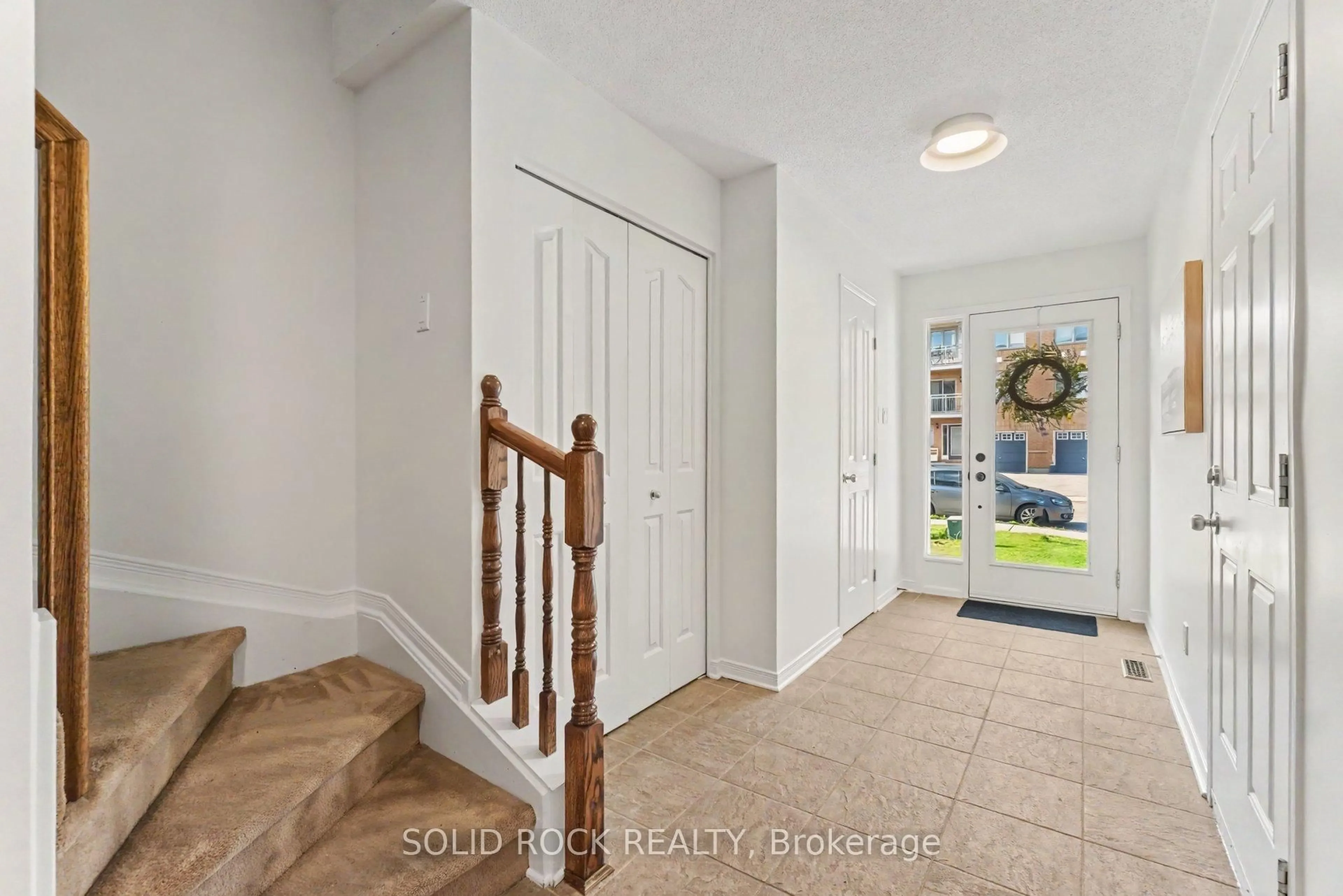 Indoor entryway for 369 Citiplace Dr, Ottawa Ontario K2E 0A7