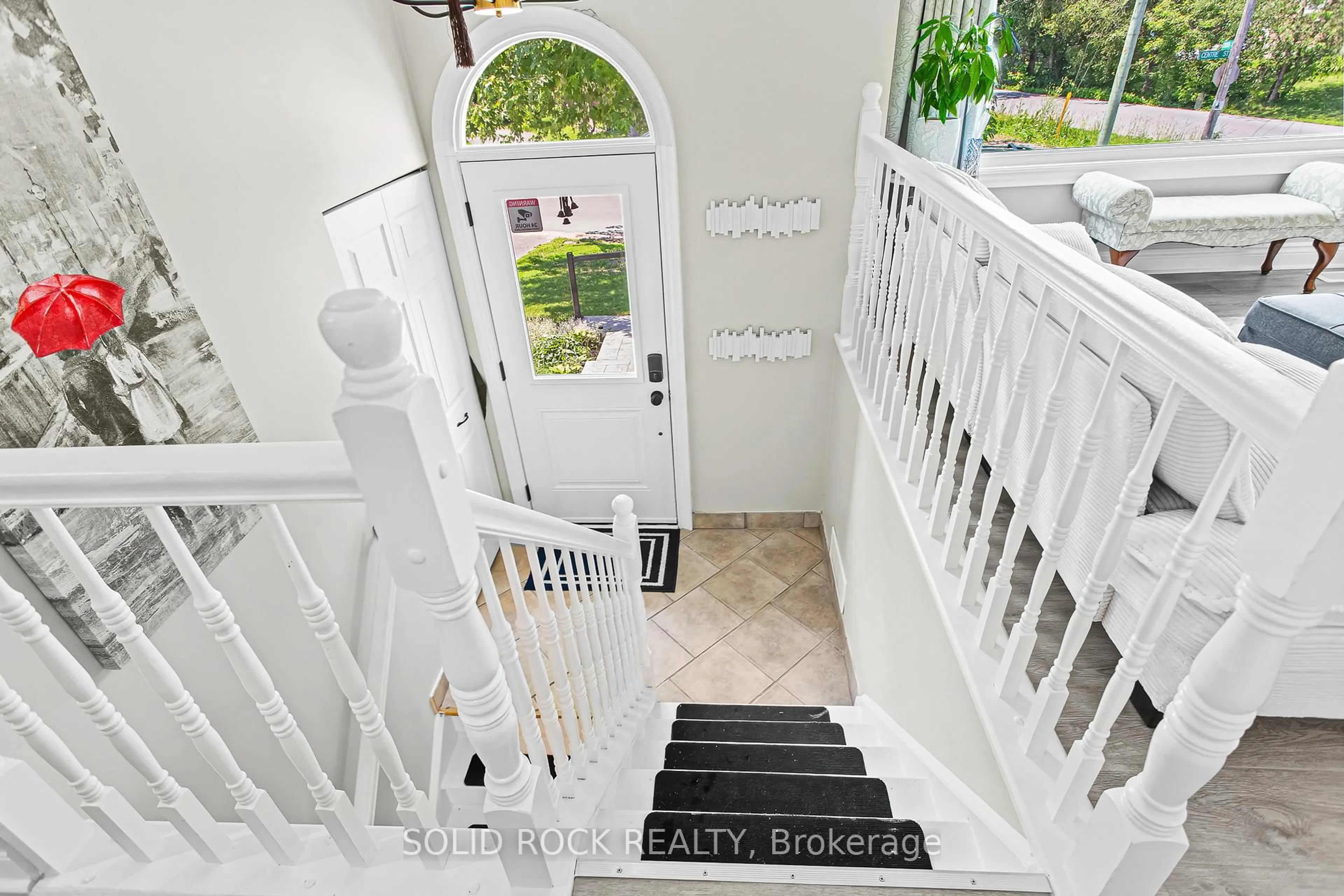 Indoor entryway for 676 Centre St, Kingston Ontario K7M 5E4