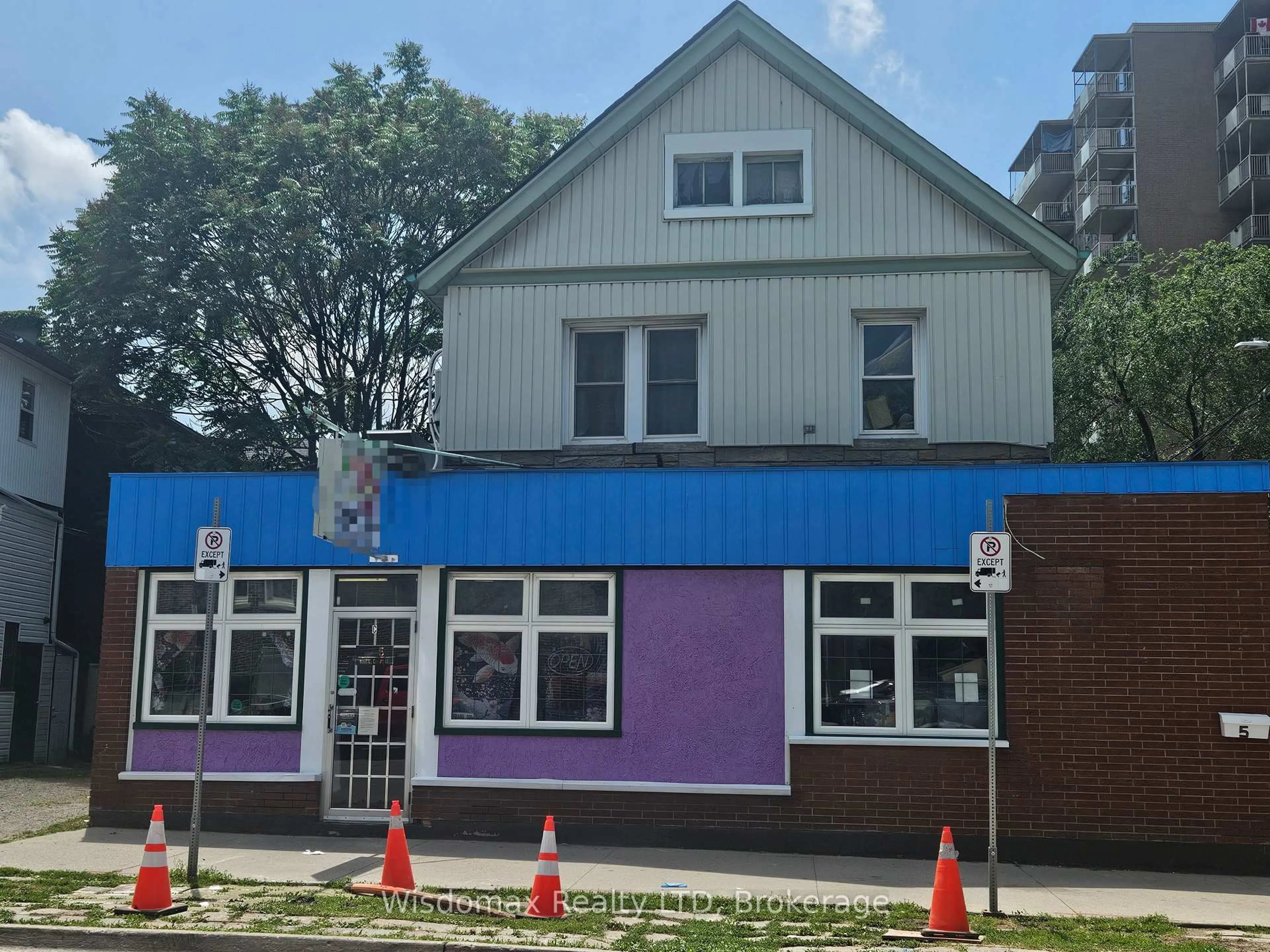 Home with vinyl exterior material, building for 5 Court St, St. Catharines Ontario L2R 4R3
