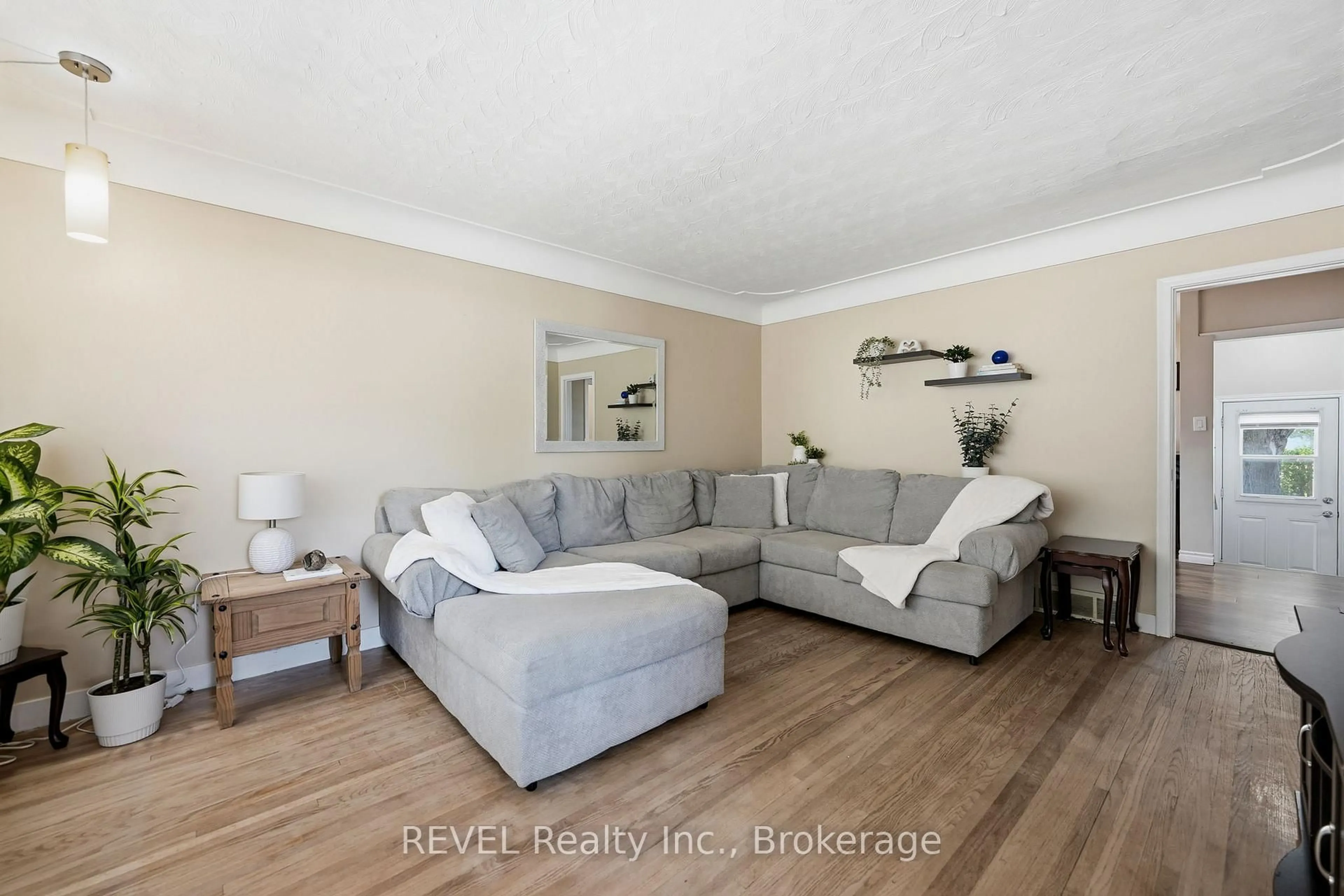 Living room with furniture, unknown for 256 Clarke St, Port Colborne Ontario L3K 2G5