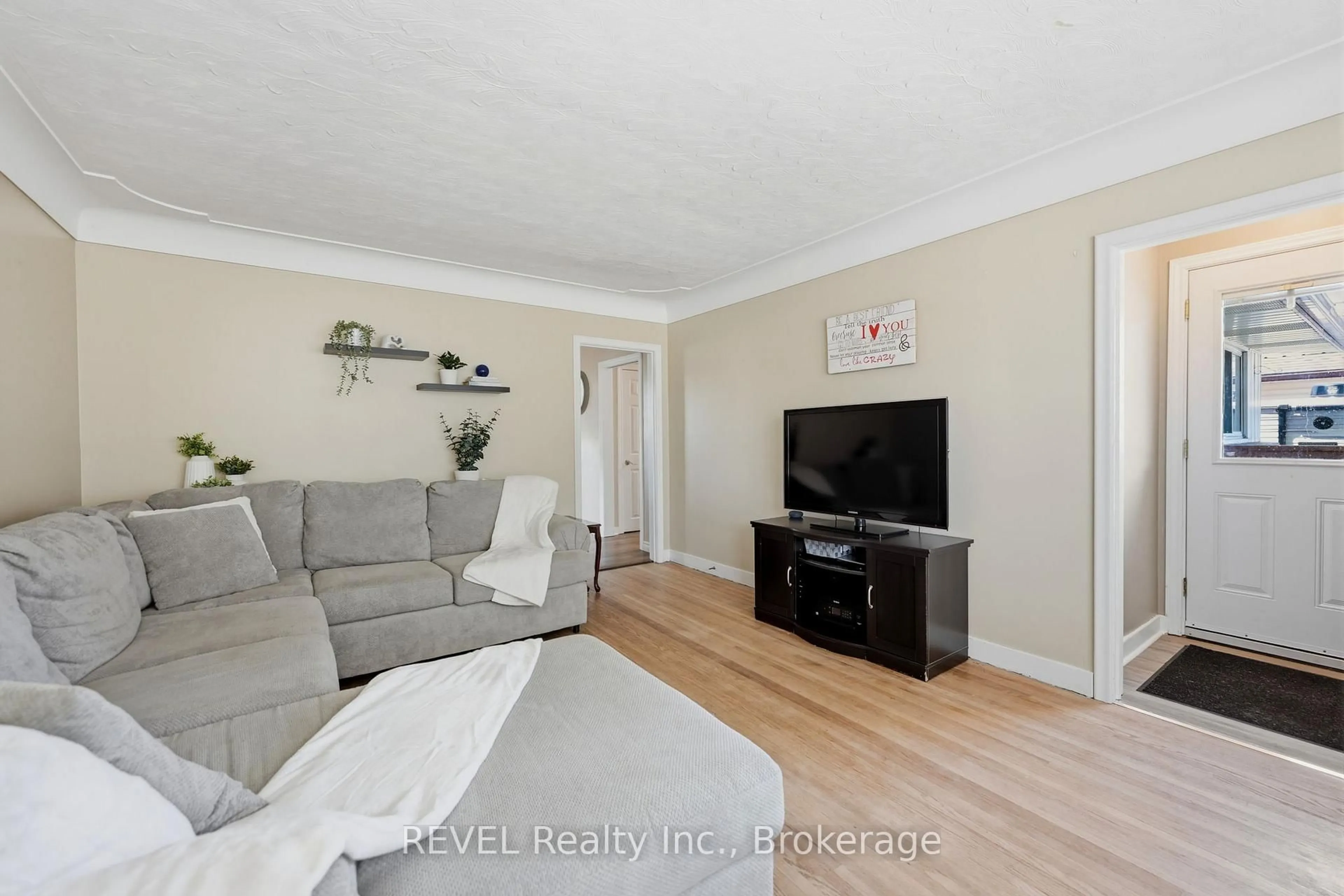Living room with furniture, wood/laminate floor for 256 Clarke St, Port Colborne Ontario L3K 2G5