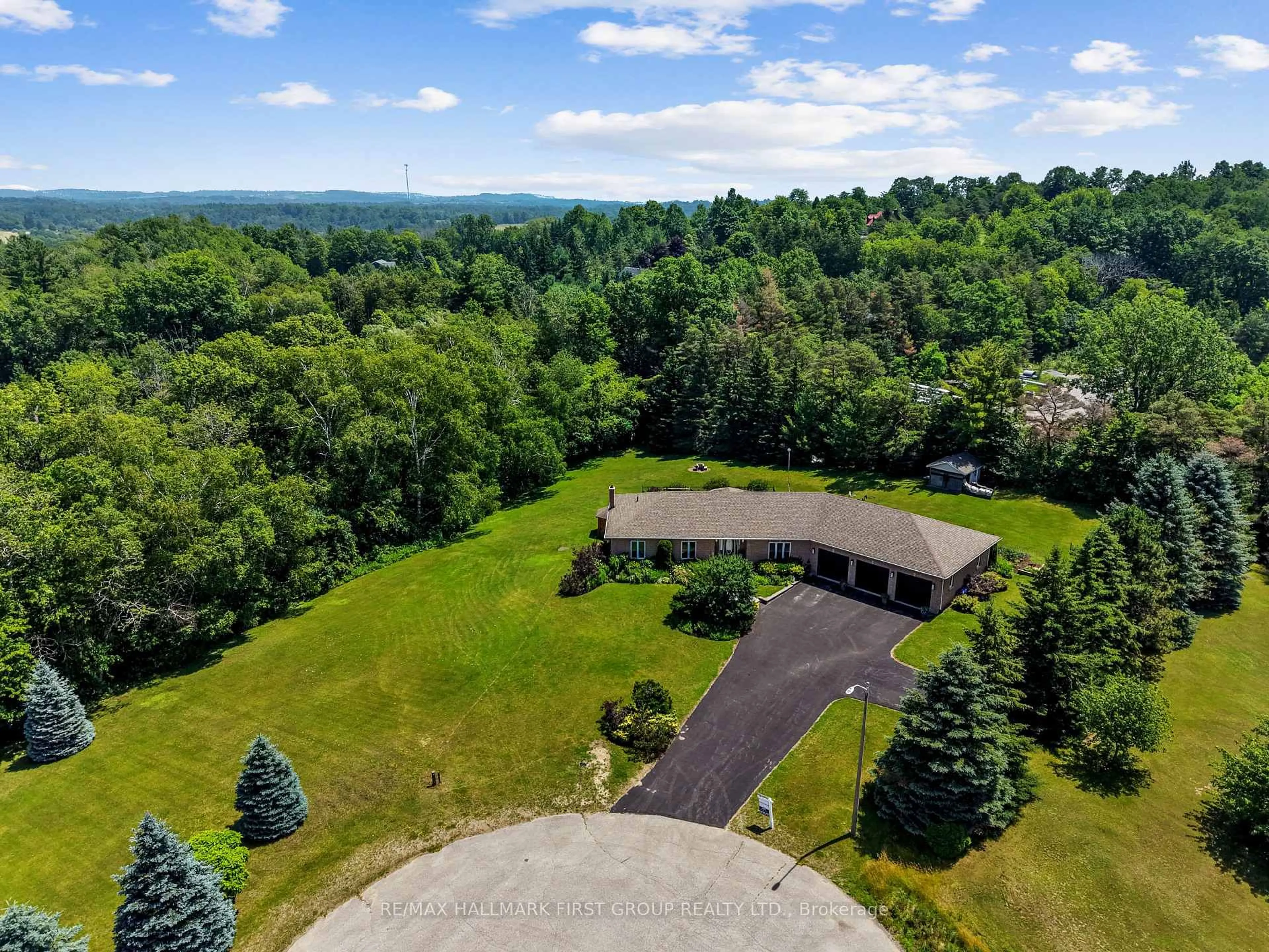 A pic from outside/outdoor area/front of a property/back of a property/a pic from drone, unknown for 3211 Charbrook Cres, Hamilton Township Ontario K9A 4J7