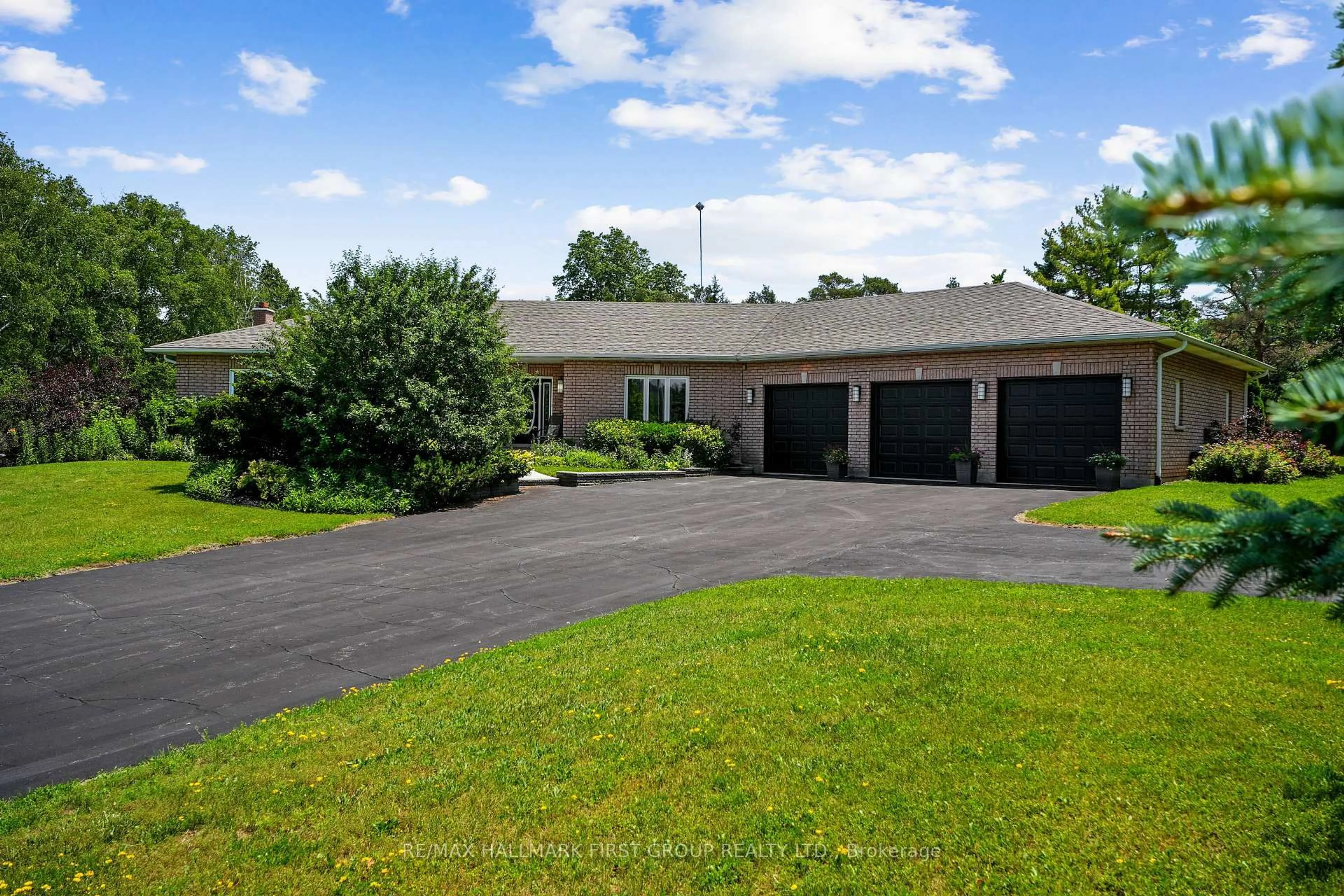 A pic from outside/outdoor area/front of a property/back of a property/a pic from drone, unknown for 3211 Charbrook Cres, Hamilton Township Ontario K9A 4J7