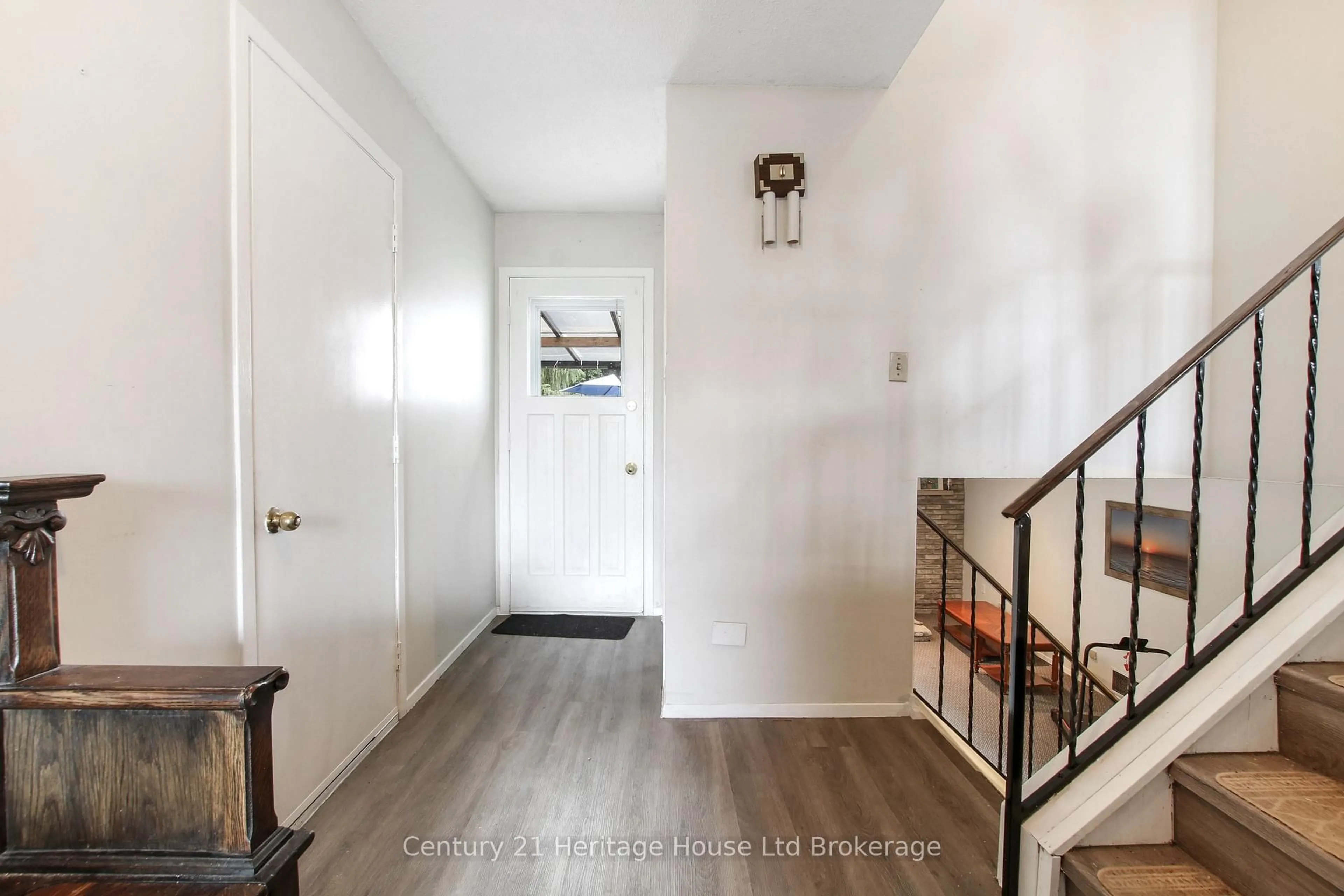 Indoor entryway for 75 Chippewa Ave, Woodstock Ontario N4T 1A1