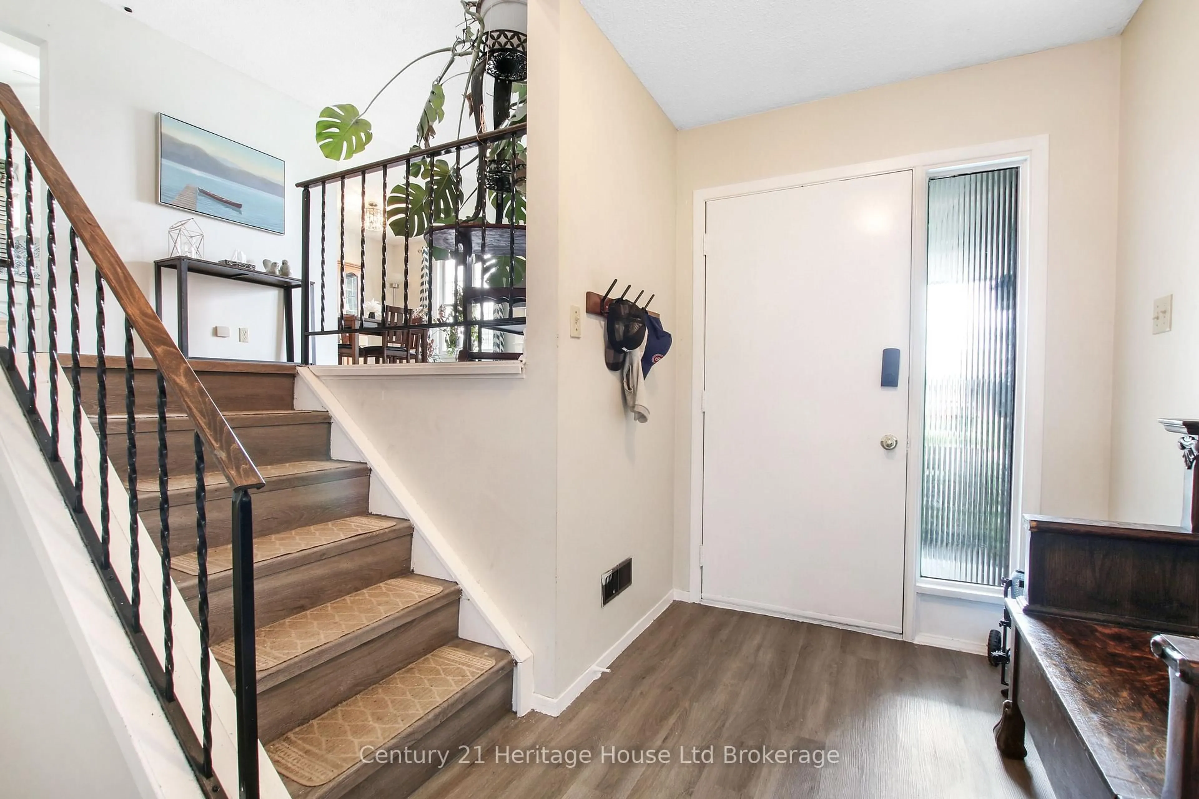 Indoor entryway for 75 Chippewa Ave, Woodstock Ontario N4T 1A1