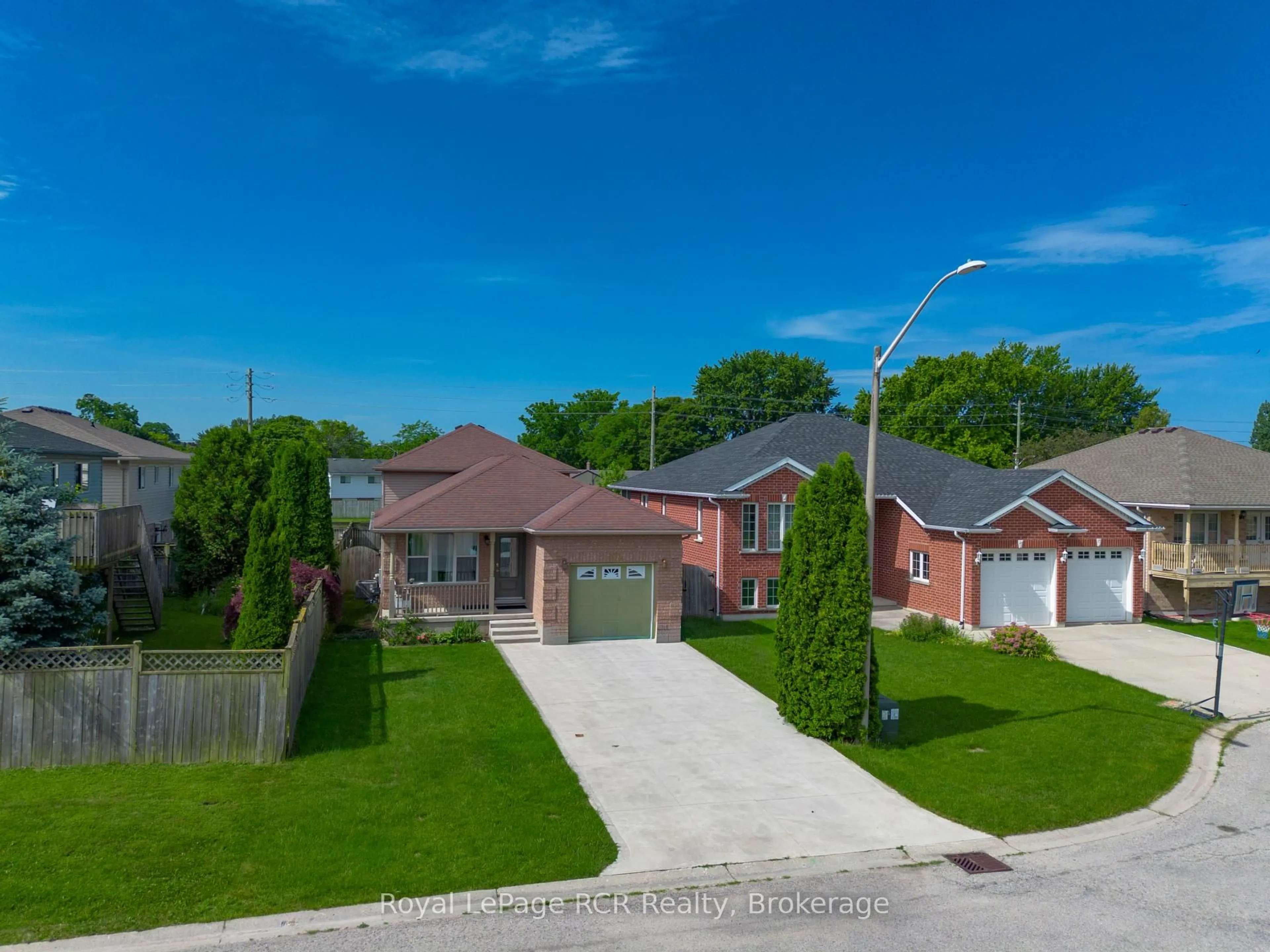 A pic from outside/outdoor area/front of a property/back of a property/a pic from drone, street for 572 Scougall Crt, Kincardine Ontario N2Z 3B6
