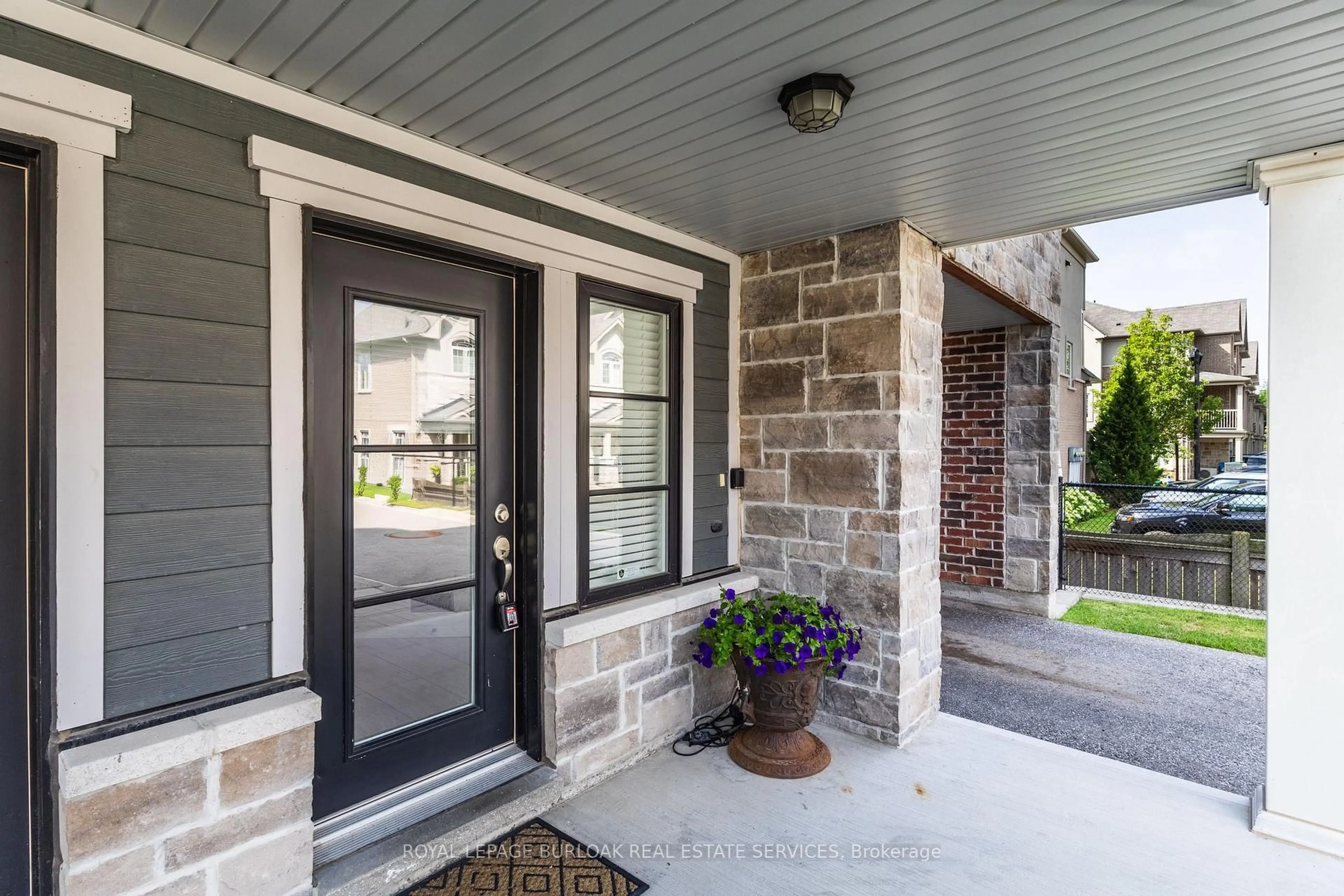 Indoor entryway for 219 Dundas St #29, Hamilton Ontario L9H 7H8