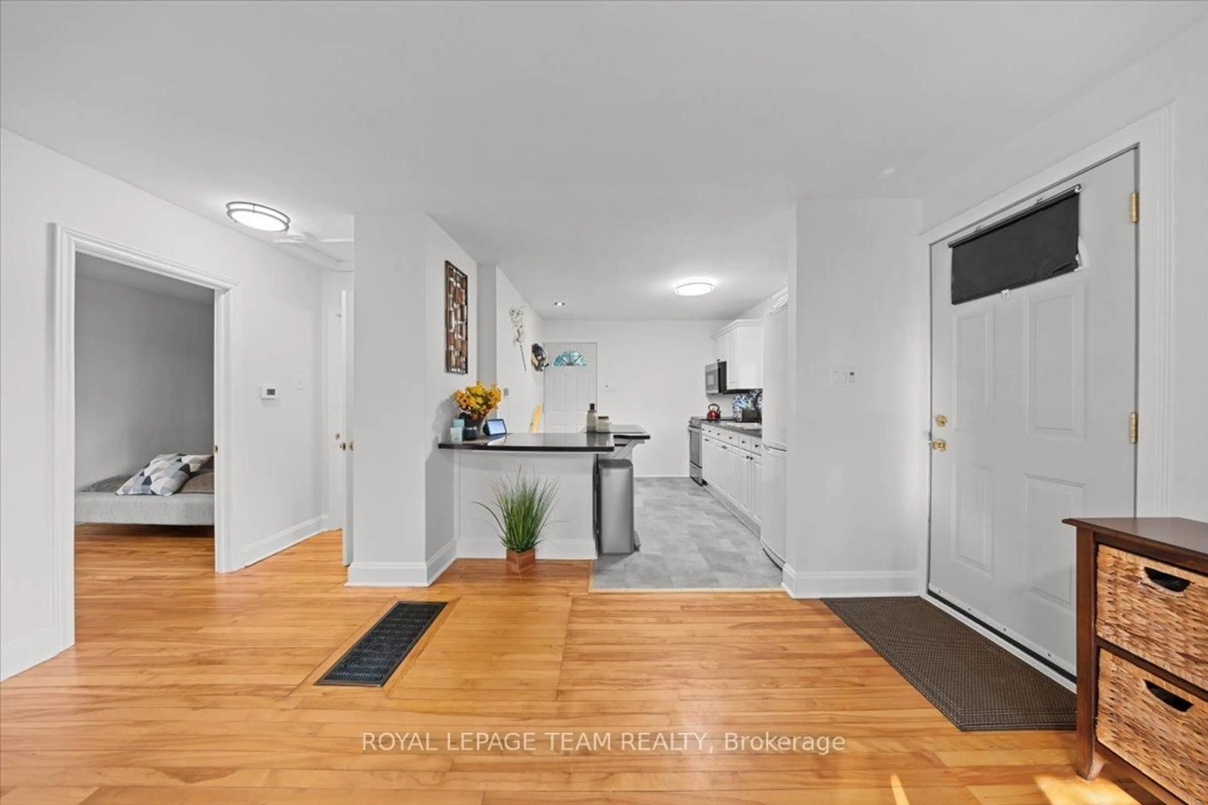Indoor entryway for 331 Beechgrove Ave, Ottawa Ontario K1Z 6R4